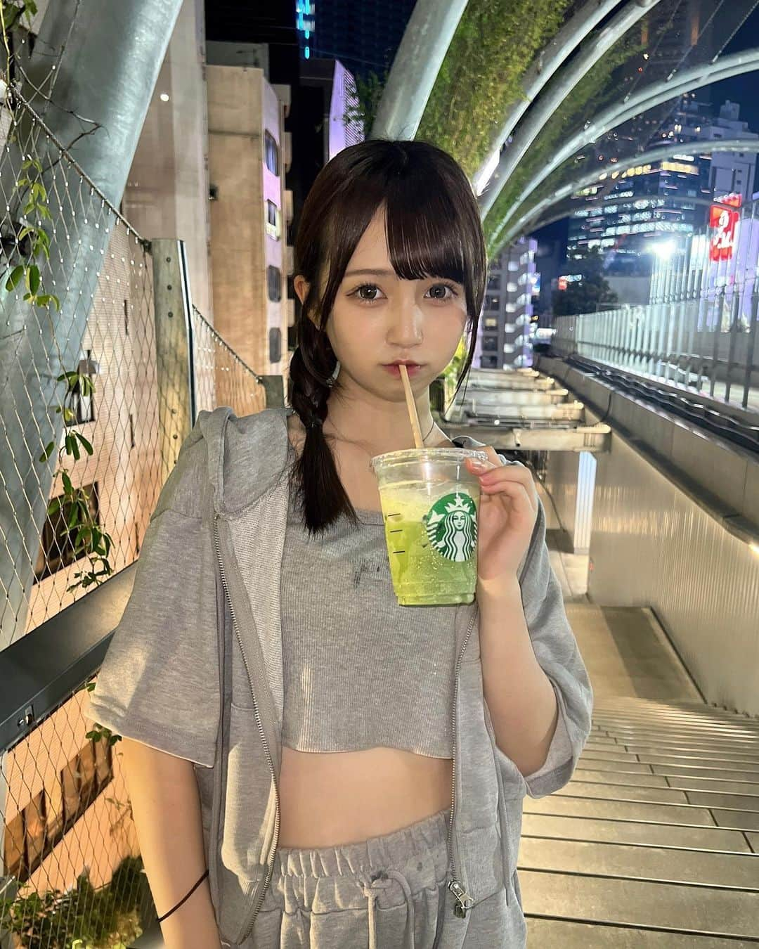 吉田佳音のインスタグラム：「スタバのアイス抹茶ラテ(^^)✩.*  最近めっちゃ飲んでる~🌿✨  ・  ・  ・  ・  ・ #05 #jk #ljk #宮下パーク #スタバ #スタバカスタム #ストリートファッション #grl」