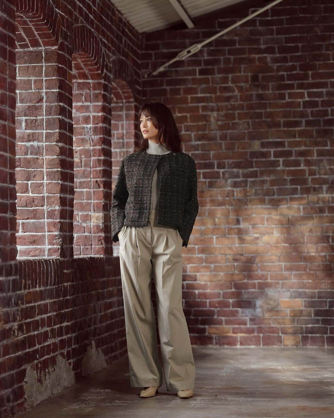 Theory luxe official account.のインスタグラム：「［FALL 2023 COLLECTION -August-］  レディな雰囲気を醸し出す、ノーカラーのファンシーツイードジャケット。 6種類のMIX糸で表現した、さりげないチェック柄が華やかな意匠性を添えてくれます。  クロップド丈なので、ボリュームたっぷりのタック入りワイドストレートパンツとも好相性。 適度な抜け感で、決めすぎない余裕のある着こなしが鮮度アップの秘訣です。  #theoryluxe #セオリーリュクス #ツイード #ツイードジャケット #秋アウター #パンツスタイル #チノパンツ #秋コーデ」