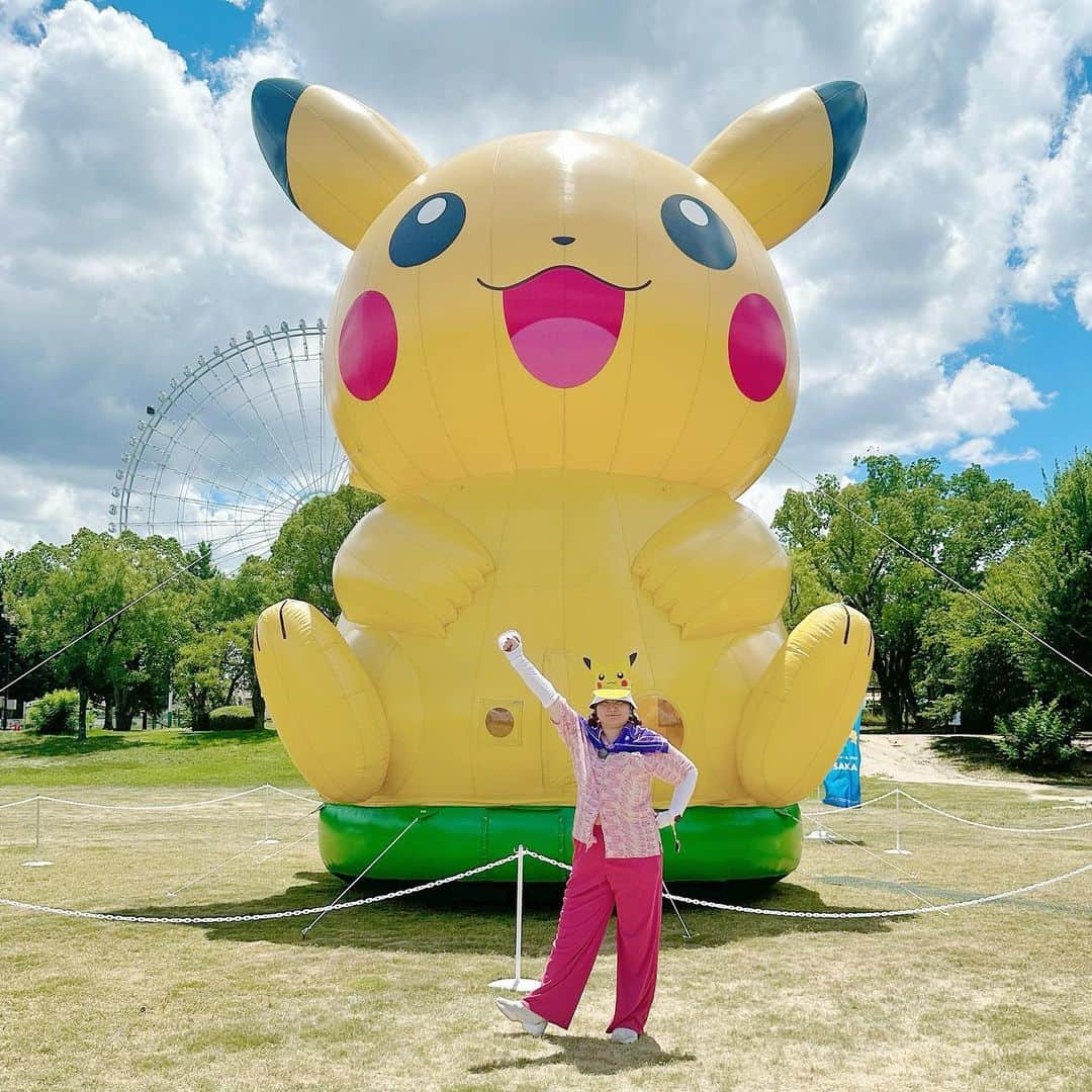 安藤麻里愛のインスタグラム：「行ってきたぜ、ポケモンGO Fest大阪🌻 初の参戦でめちゃくちゃ楽しかったー😍  初めての参加で、この暑さ。 とっても体調が不安だったけど 何とか最後までやり切ったよー！ タスクは全て消化したし メガレックウザにもできたし満足🐉  友人と一緒に参戦だったけど 現地集合の現地解散、 いつものパターンで朝からドキドキ。 いい刺激だなぁ😂  写真たくさん撮ったからいっぱいあっぷします！  #ポケモンGO #ポケモンgoに夢中 #ポケモン #ポケモン好き #ピカチュウ  #万博公園 #gofest」