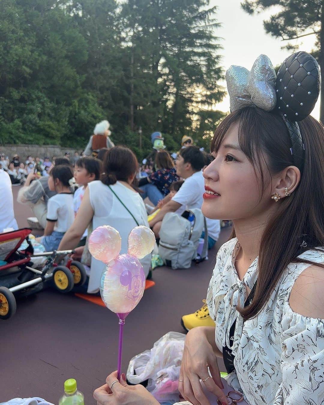 Riicoさんのインスタグラム写真 - (RiicoInstagram)「🐭🖤🎀 ⑦ 朝から夜までしっかり満喫♡ パレードも堪能！！♡ 夜のシンデレラ城も本当綺麗🪄💫 ・ 美女と野獣！やっとアトラクションのれたんだ〜！ずっと行きたかったの！ 実はディズニー映画やと美女と野獣がいちばん好きで…！♡ 感動した。。🥹😭🫶🏻世界観！素敵でした！！！✨ ・ ・ #ディズニーランド #tokyodisneyland  #ディズニー40周年 🎉💜 #シンデレラ城 #パレード #美女と野獣  #バースデーディズニー」8月6日 21時25分 - riico123ta