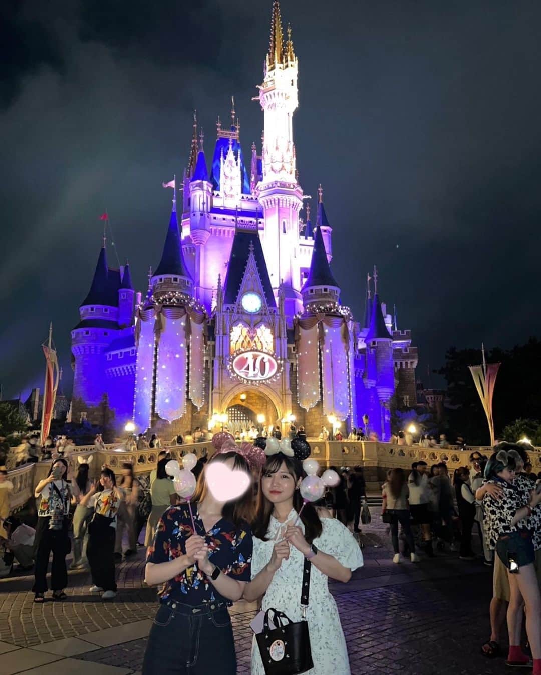 Riicoさんのインスタグラム写真 - (RiicoInstagram)「🐭🖤🎀 ⑦ 朝から夜までしっかり満喫♡ パレードも堪能！！♡ 夜のシンデレラ城も本当綺麗🪄💫 ・ 美女と野獣！やっとアトラクションのれたんだ〜！ずっと行きたかったの！ 実はディズニー映画やと美女と野獣がいちばん好きで…！♡ 感動した。。🥹😭🫶🏻世界観！素敵でした！！！✨ ・ ・ #ディズニーランド #tokyodisneyland  #ディズニー40周年 🎉💜 #シンデレラ城 #パレード #美女と野獣  #バースデーディズニー」8月6日 21時25分 - riico123ta