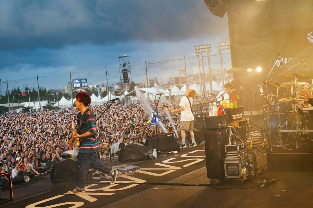 HIROKAZさんのインスタグラム写真 - (HIROKAZInstagram)「『ROCK IN JAPAN FESTIVAL 2023』  千葉市蘇我スポーツ公園( 2023.08.06 )  ヤオタケシ📸( @takeshiyao )  着いたときめっちゃ晴れてたけど急にゲリラ豪雨きたね。笑 わしらライブ終わる直前に太陽出て虹２つ出てきたん激アツ演出だったな🐕あんりゃした！  #RIJF2023 #ロッキンジャパン2023」8月6日 21時26分 - hirokaz04ls