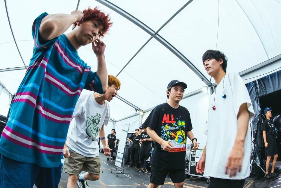 HIROKAZさんのインスタグラム写真 - (HIROKAZInstagram)「『ROCK IN JAPAN FESTIVAL 2023』  千葉市蘇我スポーツ公園( 2023.08.06 )  ヤオタケシ📸( @takeshiyao )  着いたときめっちゃ晴れてたけど急にゲリラ豪雨きたね。笑 わしらライブ終わる直前に太陽出て虹２つ出てきたん激アツ演出だったな🐕あんりゃした！  #RIJF2023 #ロッキンジャパン2023」8月6日 21時26分 - hirokaz04ls