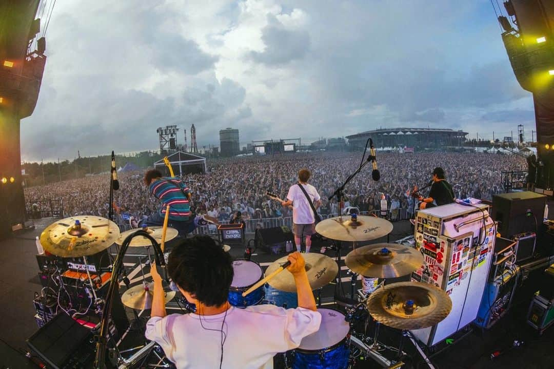 HIROKAZさんのインスタグラム写真 - (HIROKAZInstagram)「『ROCK IN JAPAN FESTIVAL 2023』  千葉市蘇我スポーツ公園( 2023.08.06 )  ヤオタケシ📸( @takeshiyao )  着いたときめっちゃ晴れてたけど急にゲリラ豪雨きたね。笑 わしらライブ終わる直前に太陽出て虹２つ出てきたん激アツ演出だったな🐕あんりゃした！  #RIJF2023 #ロッキンジャパン2023」8月6日 21時26分 - hirokaz04ls