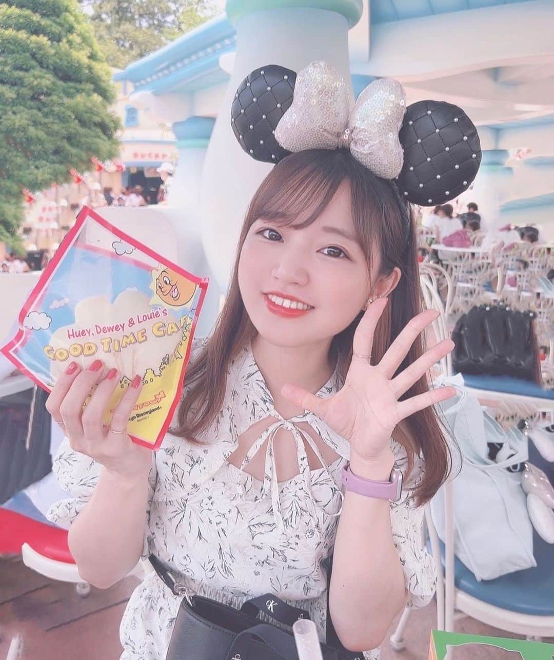 Riicoのインスタグラム：「🐭🖤🎀 ⑧ 🤚🏻yummy😋！！！ 他にも肉巻きおにぎり的なの←と、ピザも食べた！！！♡笑 ・ ・ #ディズニーランド #tokyodisneyland  #ディズニー40周年 🎉💜」
