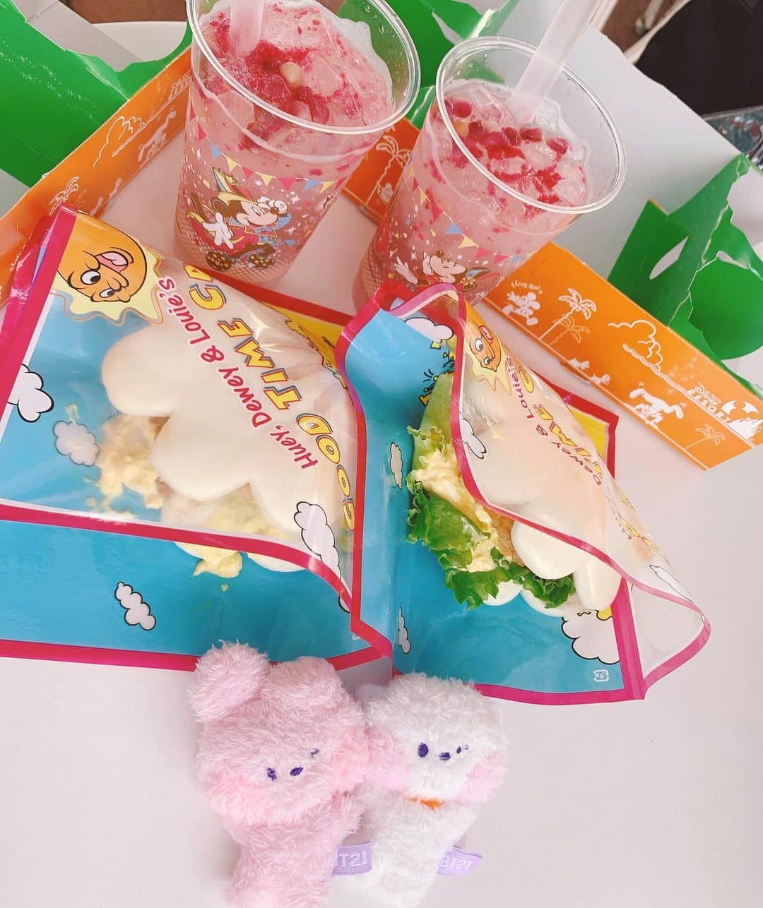 Riicoさんのインスタグラム写真 - (RiicoInstagram)「🐭🖤🎀 ⑧ 🤚🏻yummy😋！！！ 他にも肉巻きおにぎり的なの←と、ピザも食べた！！！♡笑 ・ ・ #ディズニーランド #tokyodisneyland  #ディズニー40周年 🎉💜」8月6日 21時28分 - riico123ta