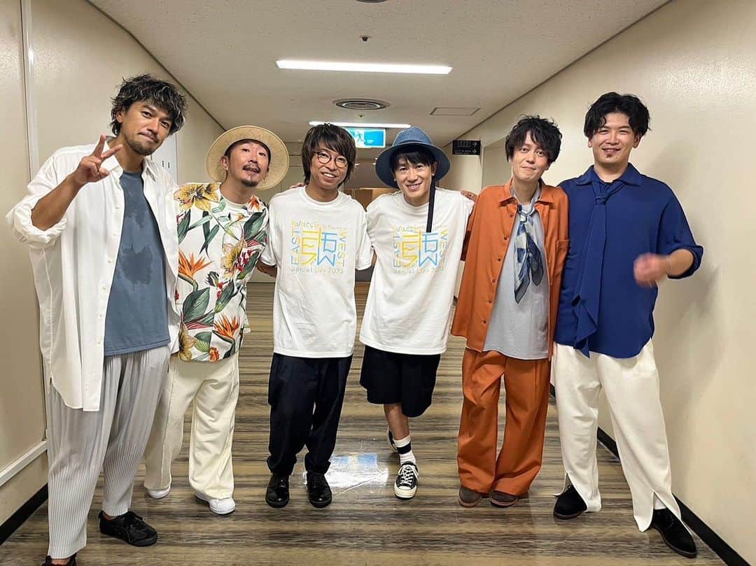 ナオト・インティライミのインスタグラム：「⠀ いやー たのしかった〜 wacciのライブにゲスト出演してきたー！ 大好きな「空に笑えば」を御本家と！感動。 なんと暖かく、ノリのよいワッチファンの皆様。。 優しくしてもらいました＾＾ 大体みんなの顔覚えたのでw ツアーファイナル、お待ちしとります。 m(_ _)m」