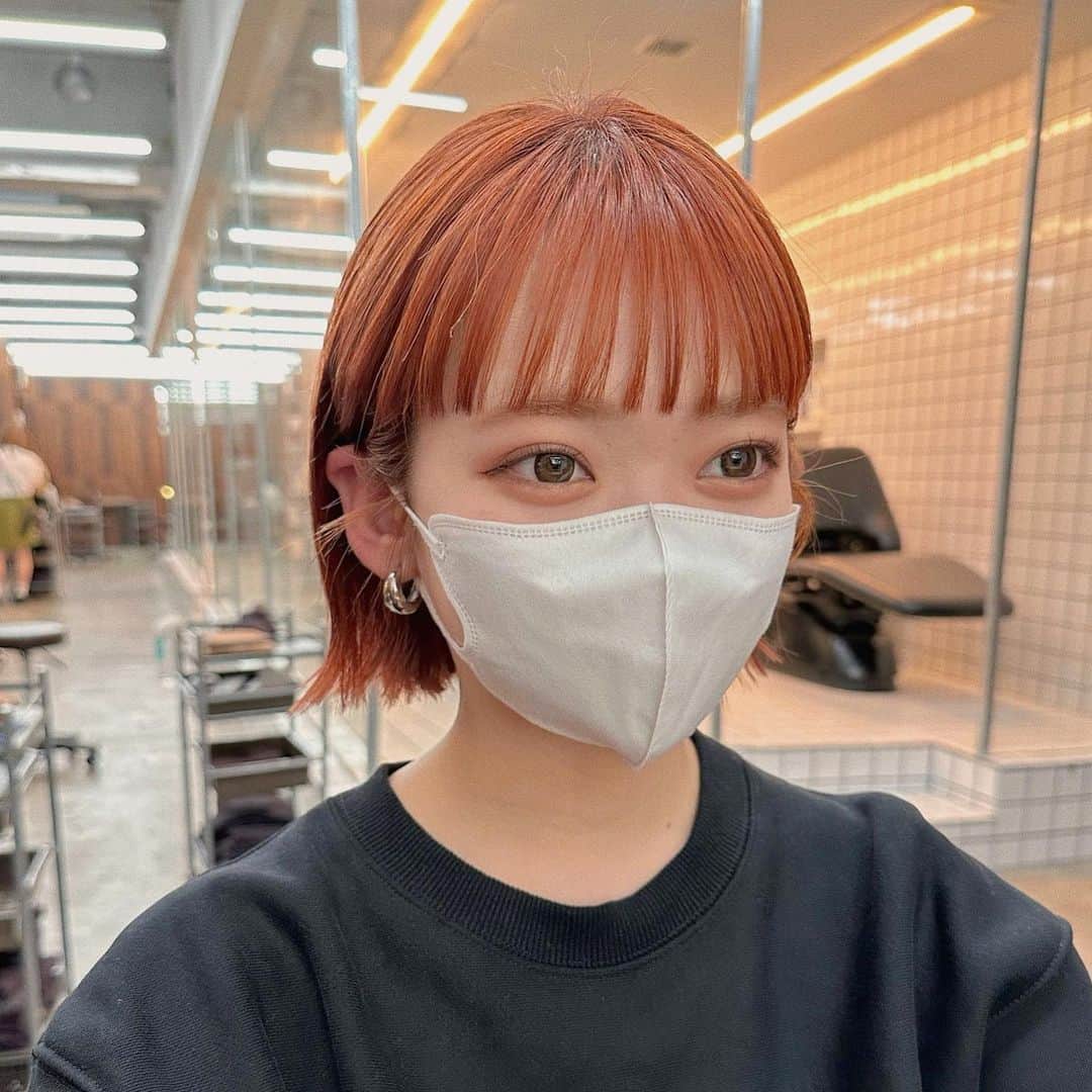 Momoのインスタグラム：「. オレンジ bob🍊🧡 . . . ✔️画像を保存してカウンセリングの 時にみせてください♡♡ .  イメージを変えたいけど短くするのも ブリーチをするのも勇気がいる🥺 . そんな方にも幅広くその方にあった提案 をさせて頂き一緒におしゃれを楽しみましょう♡ . ブリーチカラーは【ケアブリーチ】を 推奨しております♡ . ケアブリーチは従来よりも髪の毛への ダメージが94%cutされます！ . ブリーチなしのダブルカラーも 提案させて頂きますのでぜひご相談ください♡ . 12／3から 新店舗　GARD/ëN (ガーデン／エン) がopen♡♡ . 場所は表参道♡♡ 新しいこだわりのつまったお店で ぜひお会いできるのを楽しみに お待ちしております♡♡ . . ご予約はTOPからご予約サイト に飛べます✈︎♡(料金もそちらを参考に) . ご新規様も喜んでお待ちしております♡ . お電話.DMからも受け付けております♡ (DMは返信が遅くなる可能性が ございますのでそちらご了承下さい🙇‍♀️)  . .  〒150-0001 東京都渋谷区神宮前5-39-2 2F . TEL☎︎ 03-6712-5995 . 表参道駅から徒歩5分🚶🏼‍♀️(A1出口) ( 銀座線/千代田線/半蔵門線 ) . . 月 定休日 火・水　11:00〜20:00 木・金　12:00〜20:30 土　10:00〜19:00 日　10:00〜19:00 祝　10:00〜19:00 . . ぜひ、ご予約お待ちしてます♡♡ . codeアカウントはこちら   @__cd.momo____________ ♡ . ぜひフォローしてください♡ .」