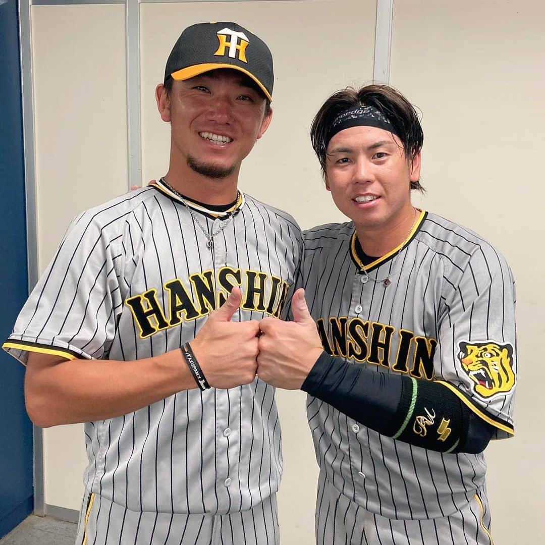 阪神タイガースさんのインスタグラム写真 - (阪神タイガースInstagram)「6勝目をあげた#伊藤将司 選手と攻守で援護した#梅野隆太郎 選手！ #伊藤将司 選手 #梅野隆太郎 選手 #ナイスバッテリー✨  #阪神タイガース #JERAセリーグ #ARE」8月6日 21時33分 - hanshintigers_official