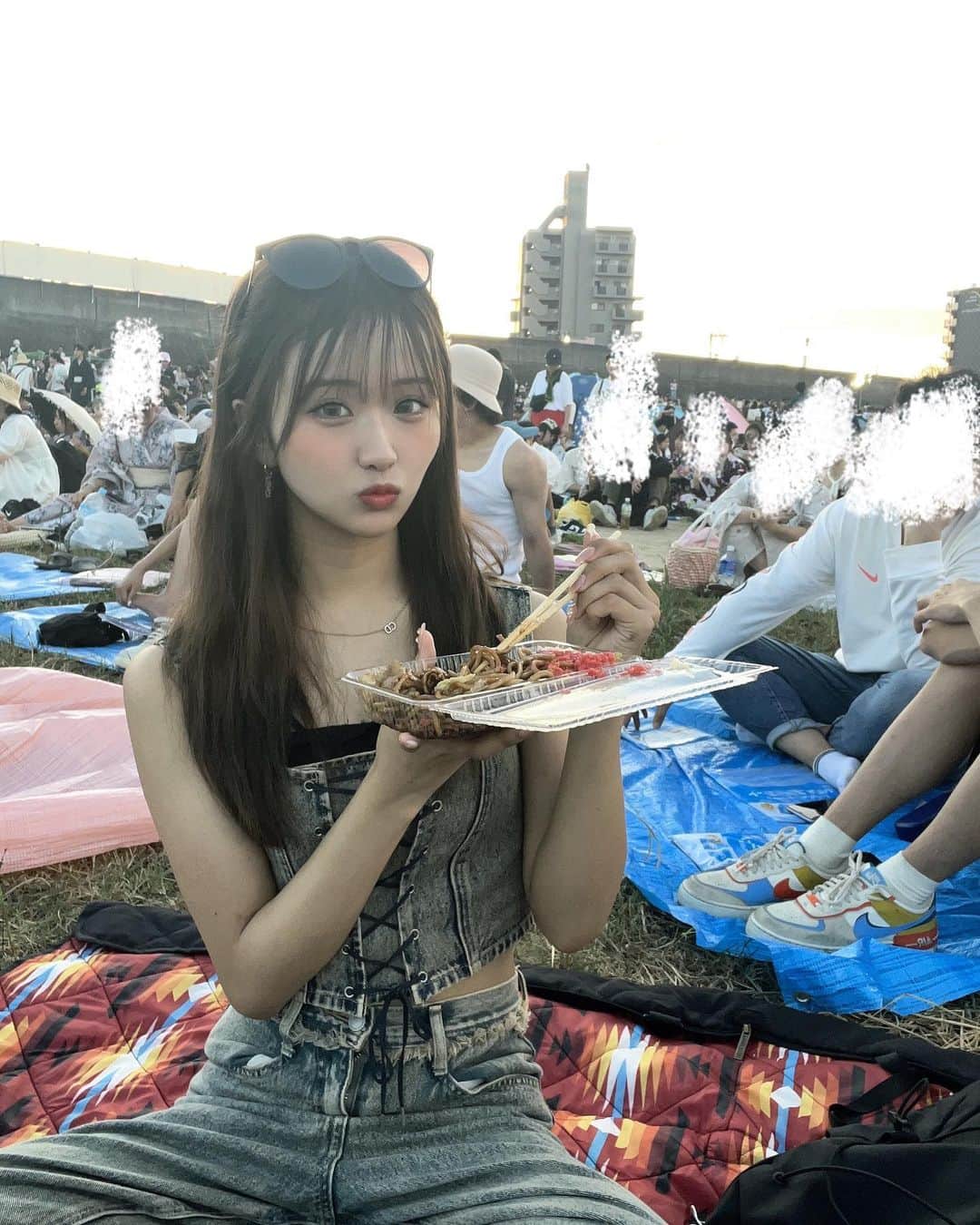 のインスタグラム：「淀川花火大会🎇 家族と行ってきました！ 夏っぽいことできて幸せ〜♡♡ . . . . . . 最近の美容事情🎀💓  @r1_ginza さんの 小顔コルギに行ってきました( ˊ̱˂˃ˋ̱ ) はじめに大きさ？測ってもらうねんけど、終わってめちゃくちゃ小さくなっててびっくりした😖😖 店内も綺麗で素敵空間で幸せでした！💓💓  @tacshinjuku で@dr.dowaki さんに肩ボトックスしていただきました！ ずっと肩こりひどくてひどくて悩んでたからめちゃくちゃ嬉しい〜！ また効果出たら載せます！🤭💓  #淀川花火大会」