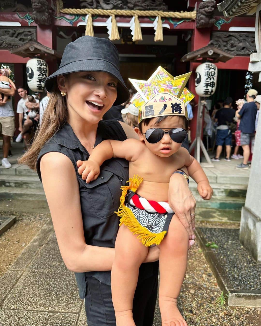 里海のインスタグラム：「横綱‼️昌ノ海‼️相撲です❤️  随分前から申し込みをしていたので とってもこの日を私は楽しみに していましたが…  我が息子は、全く泣きませんでした🤣  ご祈祷⛩️をしてから 土俵入りをした横綱昌ノ海です😂  ほんっと可愛かったです❤️ 今回は世田谷場所デビューですが  実は他場所もエントリー済みですw  土俵入り前は、 (私が)お気に入りの甚平で 対決を控えた 昌ノ海でした！ドスコイ！！  赤ちゃんの健康と成長を祈願する日本の伝統行事で、 四百年以上の歴史を有すそうです🇯🇵⛩️ 痺れるほど可愛いので オススメですよ❤️  #相撲　#土俵入り　#世田谷場所 #泣き相撲　#駒繋神社　#一心泣き相撲世田谷場所　#一心泣き相撲 #生後10ヶ月 #10monthsold」