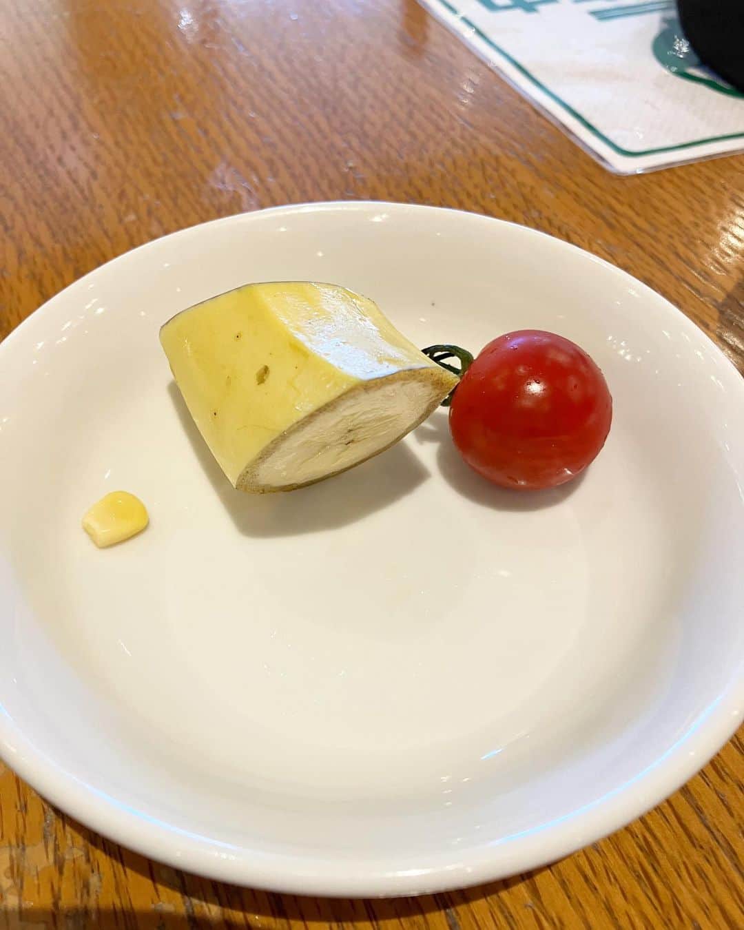 赤荻歩のインスタグラム：「先日 とあるブュッフェにて 長男の選択  確かに食べ放題で自由だけど、 食べ切れる分だけ取るんだよと言いました  しかし、 もうちょっと大胆にいってもいいのでは、、、と  真面目な我が子に 「自由」の難しさを 改めて教えてもらった時間でした  #tbsテレビ  #tbsアナウンサー #赤荻歩 #息子 #食べ放題 #コーン1個」