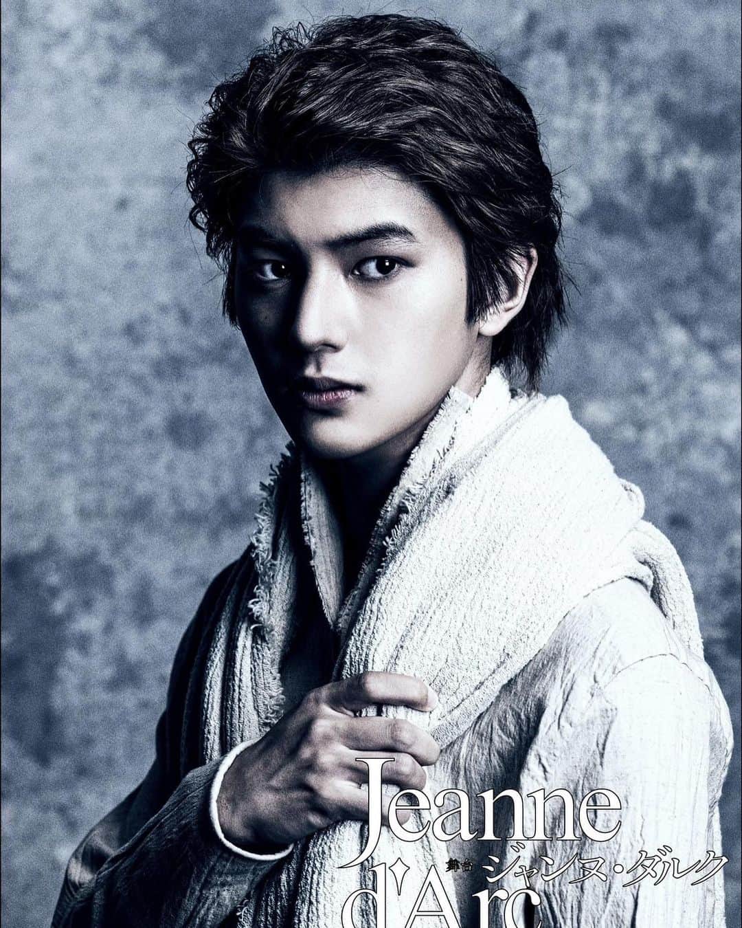 荒木飛羽のインスタグラム：「舞台「ジャンヌ・ダルク」のビジュアル写真が公開になりました！‪‪☺︎‬ 傭兵ケヴィンを演じさせていただきます！ 公式HPをご覧いただけたら嬉しいです！‪⸜♡⸝‪」