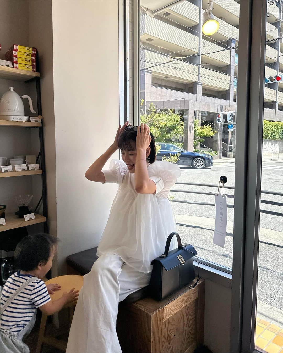 小西翼さんのインスタグラム写真 - (小西翼Instagram)「☕️☕️☕️  お出かけした時によく両親が お茶しよかってゆうから子ども の時はなんで、そんな飲み物 ばっかり飲みに行くんやろ？ って思ってたけど、大人になって その理由がめっちゃわかる！😂  休憩なしでは一日お出かけできない！笑  最近、旦那氏ではなくみつきが お洋服を褒めてくれる👦🏾🤍  ママ今日のお洋服可愛いねって🫶 tops: @miro_amurette @mirofilles   #tops#ootd#cafe#子連れ #miroamurette#mirofilles」8月6日 21時43分 - tucha_k