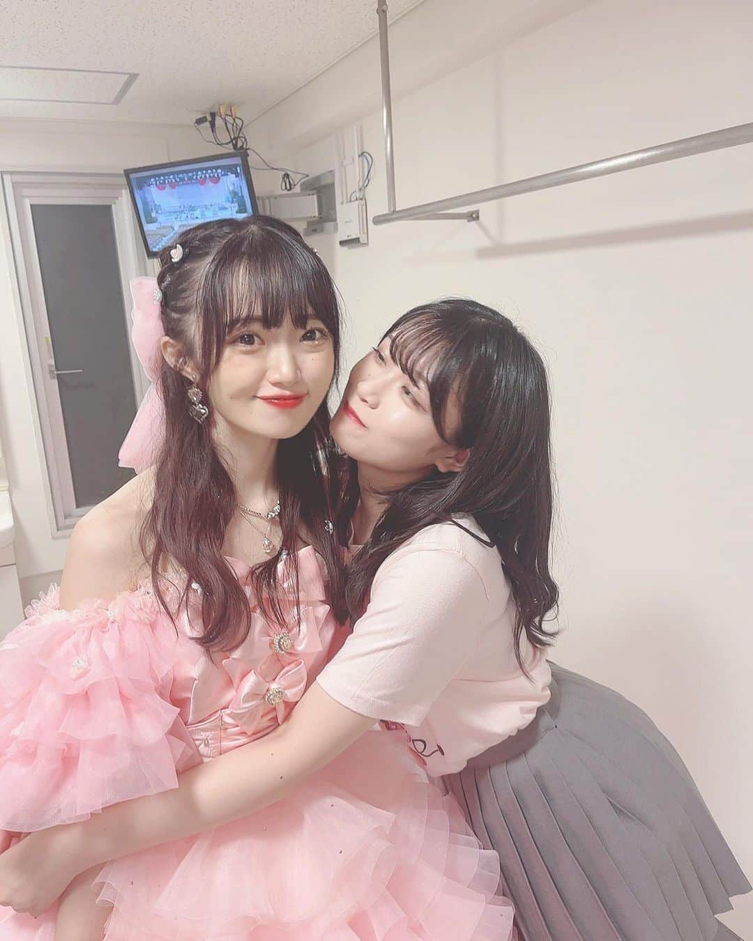 小越春花のインスタグラム：「りかさんの卒業コンサート🎀🫧 かわいすぎてこの世じゃないと思った､､ そのくらいかっっっわあいくってキラキラした時間でした…！😭  メンバーのことよく見てくださってて、なんでそれ話したことないのに分かっちゃうんですか〜？！ってなるような私の不器用な部分とかも知ってくださって、至る場面で助けてくださって､､😭 かけていただいた言葉とか思い出すと涙とまんなかった🥲  人生の憧れのひとです！ りかさん卒業されてもお世話になります宣言をここに残す！残した！ だいすきですー！！😭」