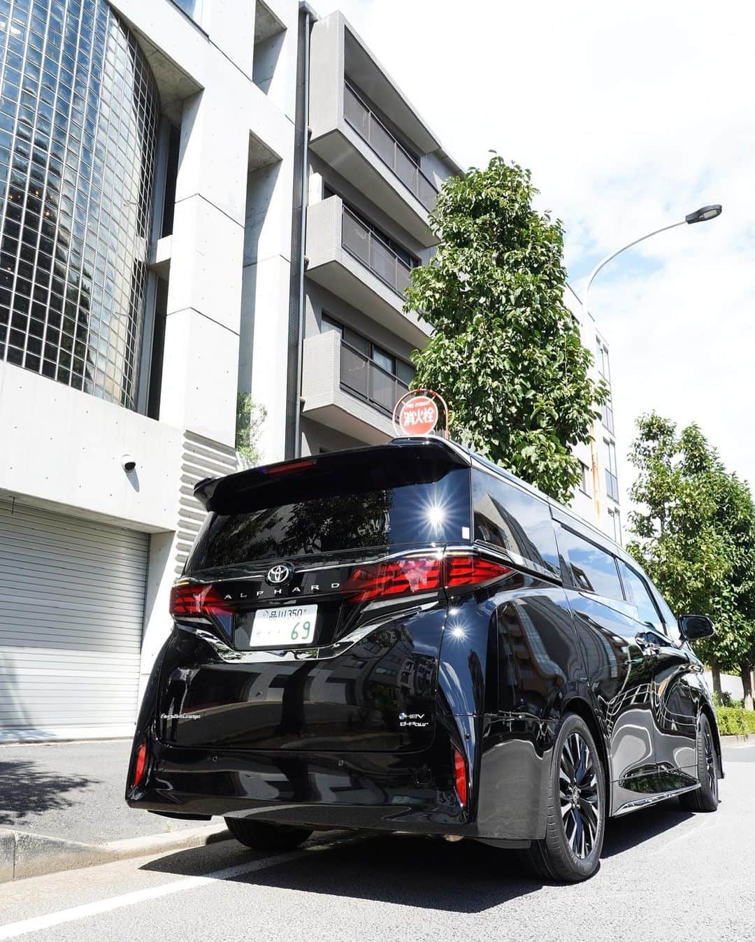 AK-69さんのインスタグラム写真 - (AK-69Instagram)「- - Finally got a all brand new Alphard🔥  #AllNewAlphard #Alphard #ツアーから帰ってきたら納車されとった」8月6日 21時44分 - ak69_official