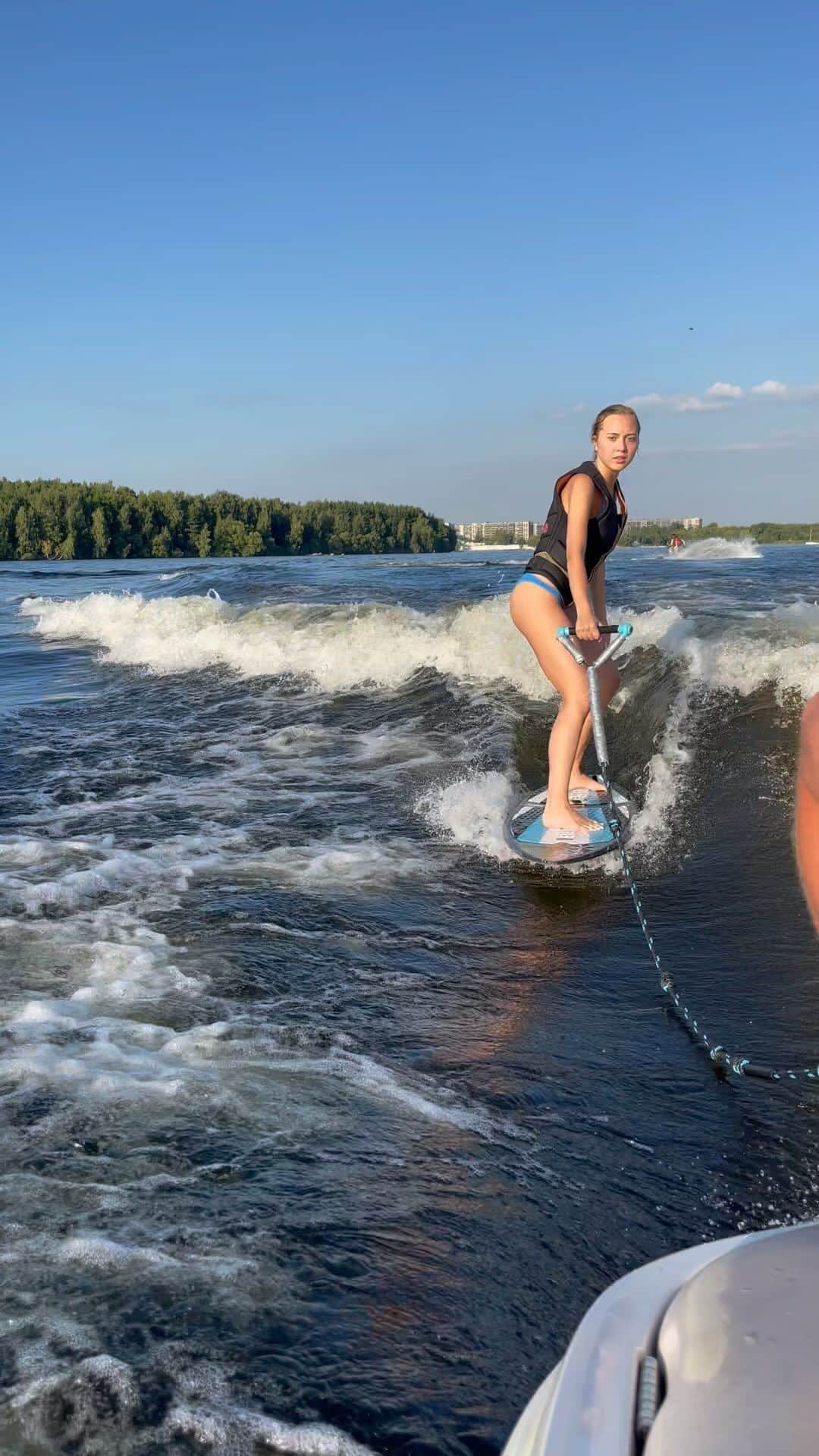 エレーナ・ラジオノワのインスタグラム：「Ловлю волну!🏄🏼‍♀️ Над грацией еще нужно поработать 🙈😅」