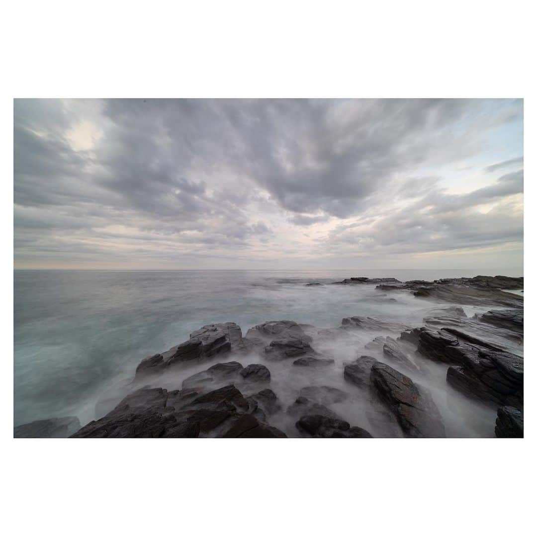 Hikaruのインスタグラム：「A coast.  After all, I like the sea and the sky.  やっぱり海と空が好き。 今は、遠くに行けなくなりましたが、 近くでぼちぼちしています。 カメラは、やっぱり撮り続けないと感が鈍りますね。 さて、がんばろ。  #nisi #nisifilters  #nisifiltersjapan  #東京カメラ部  #1x #natgeo #naturegeography #photogrena_nature #photo_shorttrip #japan #hokkaido #写真好きな人と繋がりたい #北海道 #Japan_ilc #japantravelers #SonyAlphaPro #photo_shorttrip #photo_travelers #lovers_nippon  #1x_japan #bestjapanpics #SonywordClub  #genic #alpha_newgeneration #discoveredmuas  #discoverejapan」