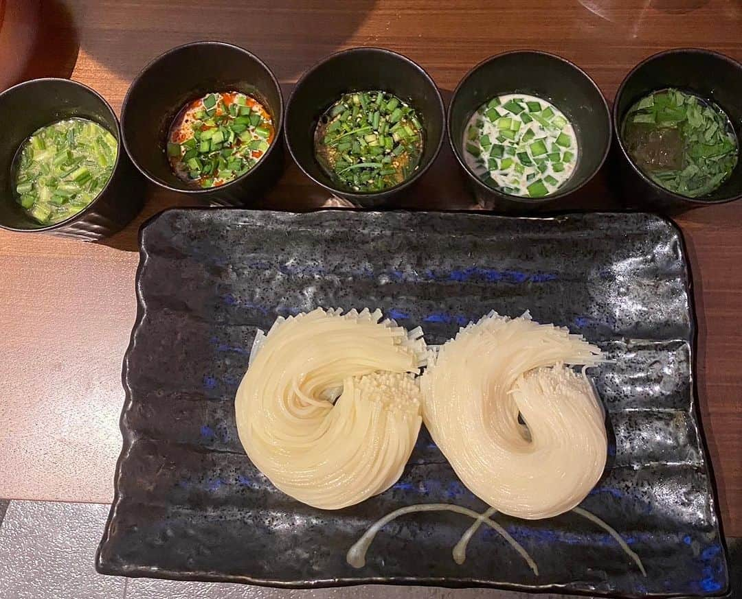 西井隆詞のインスタグラム：「Shisha  cafe HORAFUKINの 5つのつけダレで食べる 素麺がめちゃ美味い😋 麺にもこだわってて2種類の麺が 出てくるんよ シーシャ屋なのに…なんだろなぁ😆 行ったら絶対食べてみてー‼️  #shishacafehorafukin  #シーシャ #シーシャ好きと繋がりたい  #愛知県 #小牧市 #オープンイベント #小牧素麺 #ラジバンダリ西井」