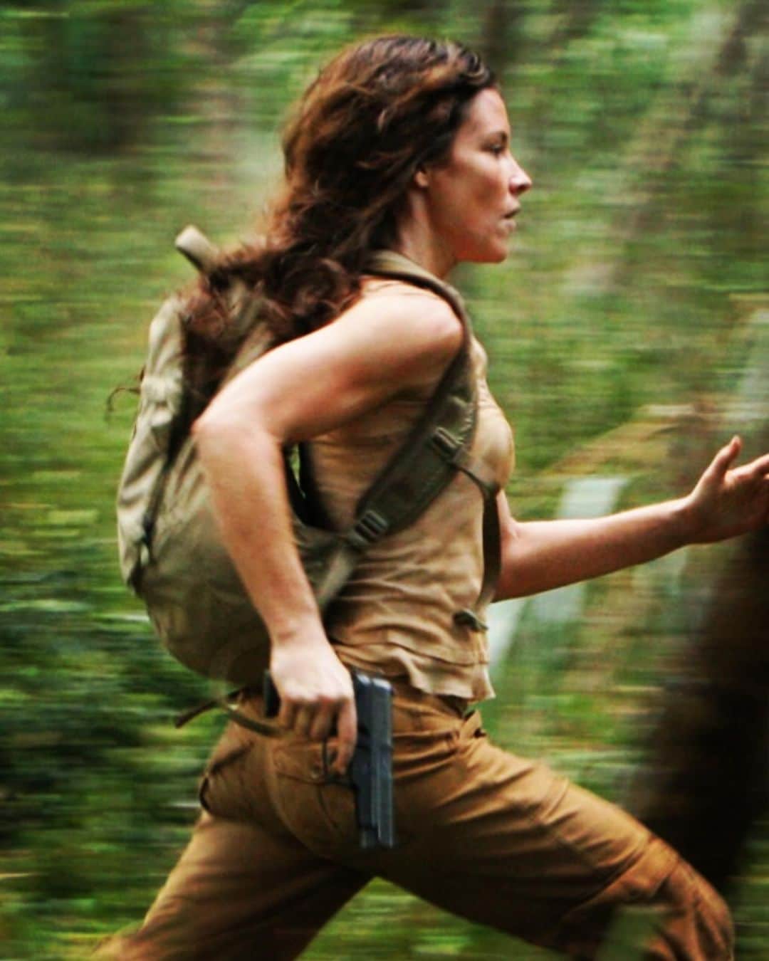 エヴァンジェリン・リリーのインスタグラム：「Throwback. I started on the show LOST when I was 24-years-old. I was cock-sure and full of gun-powder. I just turned 44 and life has had it's way of humbling me and mellowing me out. These photos feel like a lifetime ago and a different person. I feel excited for what this next "lifetime" - my next twenty-years - will bring. 💫」