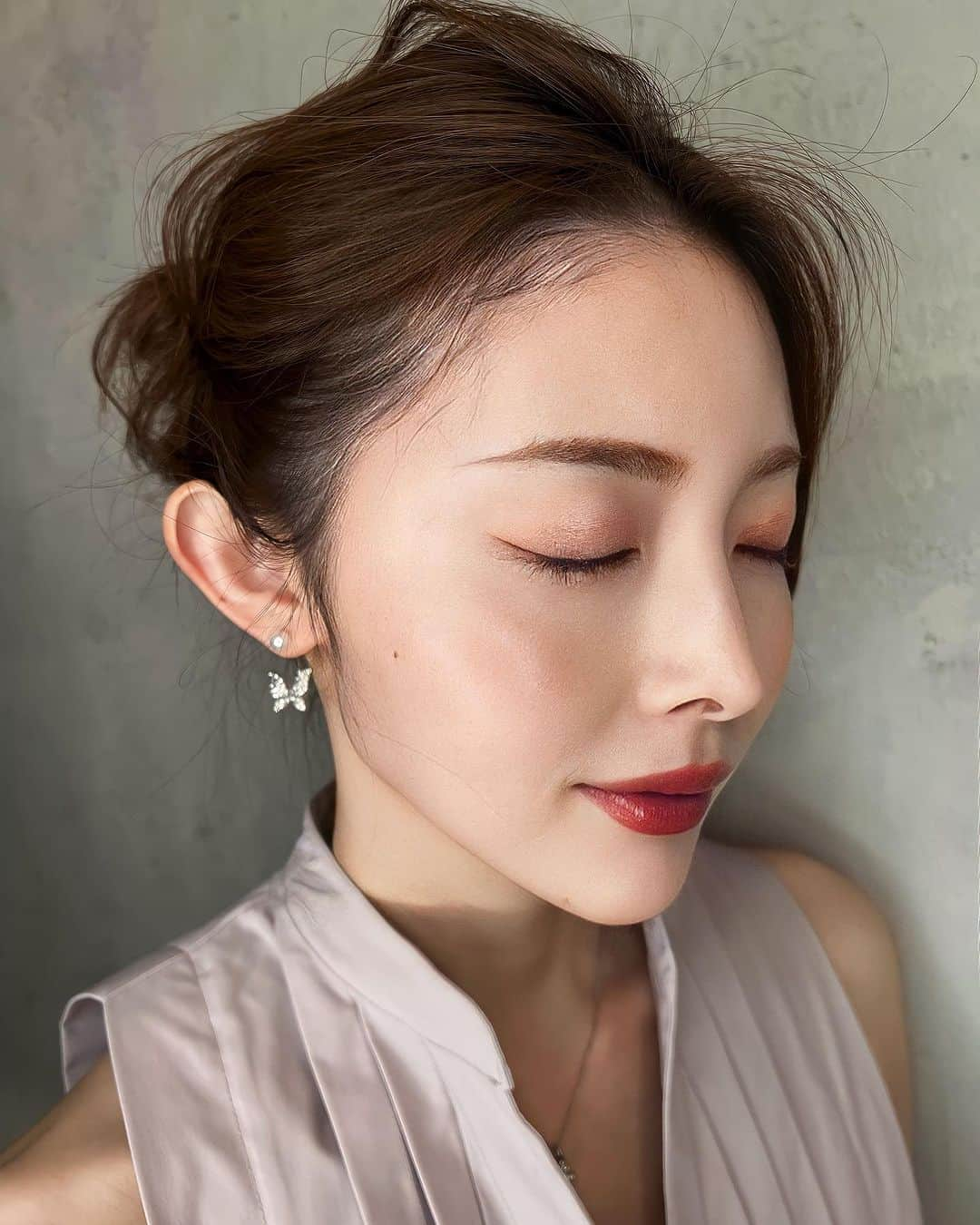 松田唯花さんのインスタグラム写真 - (松田唯花Instagram)「ピンクメイク。 アップヘアで可愛い感じにしてもらったので、 甘くなりすぎないように濃淡ピンクを組み合わせたのがポイントです。  ・ファンデーション SELVE ピュアポリッシュクッションファンデーション 19 アイボリー  ・アイシャドウ AMUSE アイカラーパレット 01 （使用したのは4色。パレット1段目の左、真ん中、パレット2段目の真ん中2色)  ・アイライナー anjir ペタル ジェル アイライナー フィグブラウン  ・マスカラ ドーリーウィンク マイベストマスカラ ピンクブラウン  ・リップ ロムアンド グラスティングメルティングバーム 07 モーブホイップ  私はイエベなので少し黄みのあるピンクも取り入れつつ、青みのあるピンクが浮き過ぎないようにしました。  アレンジヘアは平田さん作です🫶🏻 @_asuka_hair   ----------------- 【サロンで診断、レッスンしています💄】 今まで男女あわせて1000人以上のお客様のキレイをサポートしてきました✨  ・メイクレッスン  ・16タイプパーソナルカラー診断 ・骨格診断 ・顔タイプ診断 ・小顔矯正 ・ハリウッドブロウリフト  たくさんのご予約ありがとうございます🙇🏻‍♀️ 8月前半🈵 中旬以降のご予約承っております😊 9月以降のご予約を先にしてくださっても大丈夫です👌  サロンの場所は外苑前です。  ご予約やお問い合わせは公式LINEまでお気軽に✉️ 1〜2日でお返事いたします。 ⇒@yuicos1231 (@も必須でID検索してください🌼)  -----------------  @amuse.jp  @amuse  @romand_jp  @selve__official  @anjircosmetics  @dolly_wink  #dollywink #anjir #selve #amuse #romand #pinkmakeup #プチプラコスメ #ピンクメイク #韓国コスメ #今日のメイク」8月6日 21時58分 - yuika_matsuda.official