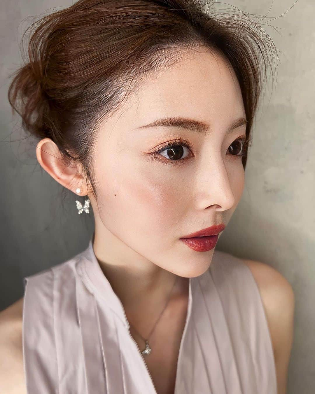 松田唯花さんのインスタグラム写真 - (松田唯花Instagram)「ピンクメイク。 アップヘアで可愛い感じにしてもらったので、 甘くなりすぎないように濃淡ピンクを組み合わせたのがポイントです。  ・ファンデーション SELVE ピュアポリッシュクッションファンデーション 19 アイボリー  ・アイシャドウ AMUSE アイカラーパレット 01 （使用したのは4色。パレット1段目の左、真ん中、パレット2段目の真ん中2色)  ・アイライナー anjir ペタル ジェル アイライナー フィグブラウン  ・マスカラ ドーリーウィンク マイベストマスカラ ピンクブラウン  ・リップ ロムアンド グラスティングメルティングバーム 07 モーブホイップ  私はイエベなので少し黄みのあるピンクも取り入れつつ、青みのあるピンクが浮き過ぎないようにしました。  アレンジヘアは平田さん作です🫶🏻 @_asuka_hair   ----------------- 【サロンで診断、レッスンしています💄】 今まで男女あわせて1000人以上のお客様のキレイをサポートしてきました✨  ・メイクレッスン  ・16タイプパーソナルカラー診断 ・骨格診断 ・顔タイプ診断 ・小顔矯正 ・ハリウッドブロウリフト  たくさんのご予約ありがとうございます🙇🏻‍♀️ 8月前半🈵 中旬以降のご予約承っております😊 9月以降のご予約を先にしてくださっても大丈夫です👌  サロンの場所は外苑前です。  ご予約やお問い合わせは公式LINEまでお気軽に✉️ 1〜2日でお返事いたします。 ⇒@yuicos1231 (@も必須でID検索してください🌼)  -----------------  @amuse.jp  @amuse  @romand_jp  @selve__official  @anjircosmetics  @dolly_wink  #dollywink #anjir #selve #amuse #romand #pinkmakeup #プチプラコスメ #ピンクメイク #韓国コスメ #今日のメイク」8月6日 21時58分 - yuika_matsuda.official