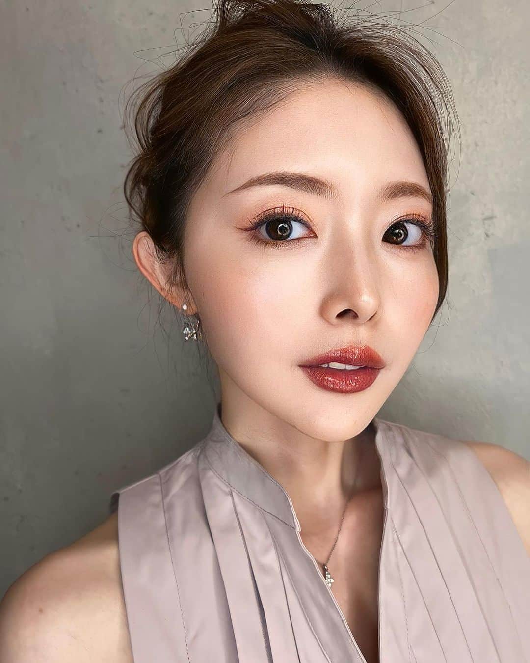 松田唯花のインスタグラム：「ピンクメイク。 アップヘアで可愛い感じにしてもらったので、 甘くなりすぎないように濃淡ピンクを組み合わせたのがポイントです。  ・ファンデーション SELVE ピュアポリッシュクッションファンデーション 19 アイボリー  ・アイシャドウ AMUSE アイカラーパレット 01 （使用したのは4色。パレット1段目の左、真ん中、パレット2段目の真ん中2色)  ・アイライナー anjir ペタル ジェル アイライナー フィグブラウン  ・マスカラ ドーリーウィンク マイベストマスカラ ピンクブラウン  ・リップ ロムアンド グラスティングメルティングバーム 07 モーブホイップ  私はイエベなので少し黄みのあるピンクも取り入れつつ、青みのあるピンクが浮き過ぎないようにしました。  アレンジヘアは平田さん作です🫶🏻 @_asuka_hair   ----------------- 【サロンで診断、レッスンしています💄】 今まで男女あわせて1000人以上のお客様のキレイをサポートしてきました✨  ・メイクレッスン  ・16タイプパーソナルカラー診断 ・骨格診断 ・顔タイプ診断 ・小顔矯正 ・ハリウッドブロウリフト  たくさんのご予約ありがとうございます🙇🏻‍♀️ 8月前半🈵 中旬以降のご予約承っております😊 9月以降のご予約を先にしてくださっても大丈夫です👌  サロンの場所は外苑前です。  ご予約やお問い合わせは公式LINEまでお気軽に✉️ 1〜2日でお返事いたします。 ⇒@yuicos1231 (@も必須でID検索してください🌼)  -----------------  @amuse.jp  @amuse  @romand_jp  @selve__official  @anjircosmetics  @dolly_wink  #dollywink #anjir #selve #amuse #romand #pinkmakeup #プチプラコスメ #ピンクメイク #韓国コスメ #今日のメイク」