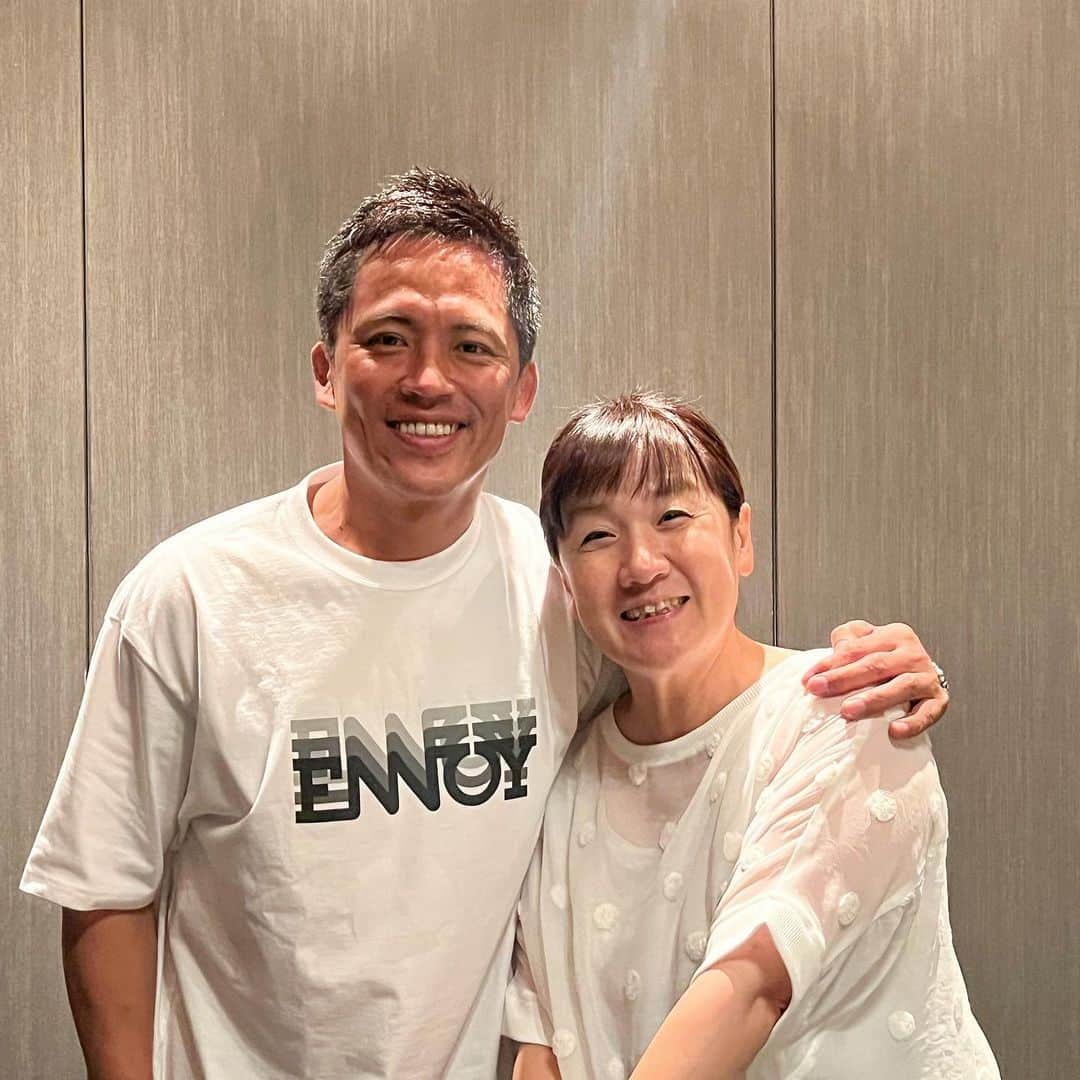 野村忠宏のインスタグラム：「. 田村と野村🥋🇯🇵🥇🥇🥇🥇🥇  最軽量級コンビとして1996年アトランタ五輪、2000年シドニー五輪、2004年アテネ五輪に挑んだ、言わば戦友✨  オリンピック5大会連続メダル獲得（金2 銀2 銅1） 2年に1度の世界選手権では6連覇を含む7度の優勝。  勝負への拘りと積み重ねてきた実績がスゴすぎる😱✨  そういや、谷さんになってからも呼び方は27年前と変わらず、田村のまんまだ。笑  #田村亮子 #谷亮子 #ヤワラちゃん #戦友 #オリンピック #Tamura #Tani #Ryoko #YAWARA  #Nomura #Judo」