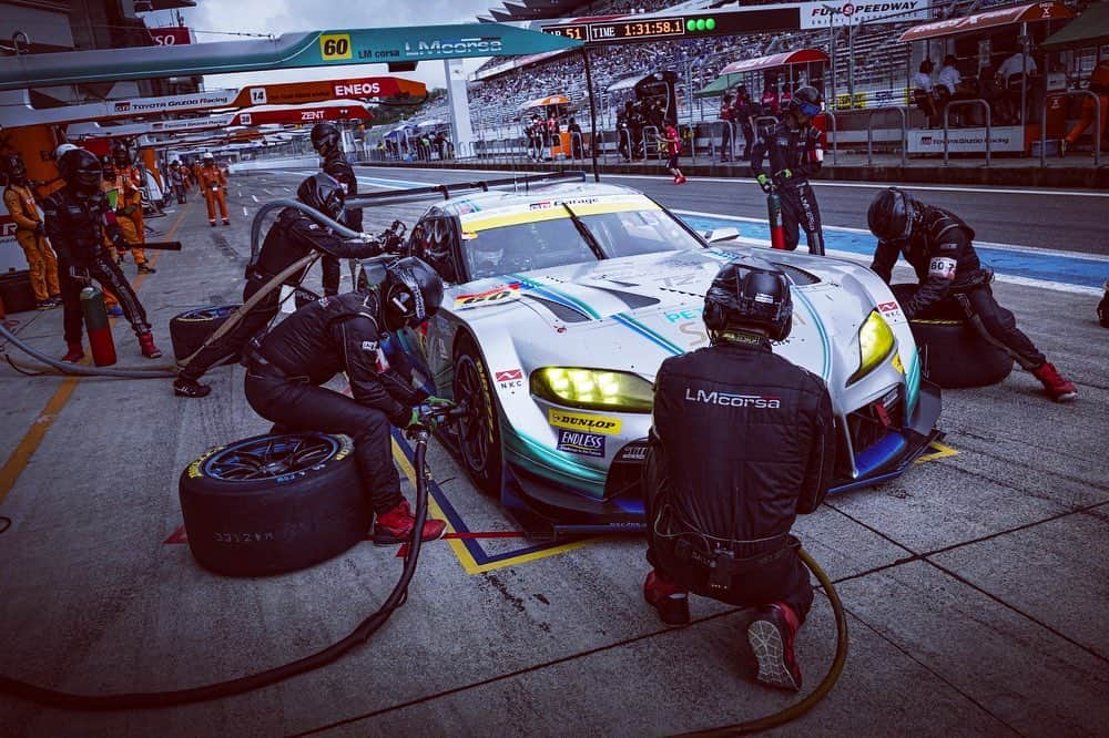 吉本大樹さんのインスタグラム写真 - (吉本大樹Instagram)「6Aug2023 #SuperGT 2023 R4 #Fuji 450km race #Race P10 Today’s race was like a jet coaster🎢 sudden rain on the grid then dry then wet again for last 1hour which became like an sprint race!  @dunlop_motorsport brought us brilliant tires this weekend to fight hard to win the race but it didn’t last till last two laps.  I have finished the race at P4 but then got penalized for contact with #61 car which resulted P10 for today’s race.  Shame result but I have enjoyed the battle with my old team mate a lot! 今日はとても難しいコンディションの中でのレースでした。ただでさえタイヤ選択が難しいうえに今回持ち込んだタイヤは全て過去に使ったことのないタイヤ達。ですが @dunloptyres_jp さんが今回持ち込んでくれたタイヤは今まで無かった部分を補ってくれ、これまでで一番大きなステップを共に刻むことができたタイヤ達でした。 スタートから難しいコンディションの中、担当してくれた #しゅんきゅん @shunsuke.kohno からレース真ん中位で襷を受け取り、ハード側のタイヤで頑張りましたが曇った天気の路温が合いませんでした。 正直抜かれるしかない辛い展開だったんですが、赤旗後の雨が展開を大きく動かしました。 その時ウチのイケメンエンジニアが選択したタイヤは正直自分にはクエスチョンでした。けどそのタイヤがハマりました👏 赤旗後は1時間のスプリントレースになり、しかも路面が乾いていく状況。ステイアウトするかスリックに変えるか難しい状況でしたが、今回 #DUNLOP さんが持ち込んでくれたタイヤはダンプコンディションで強かった。 共に #ダンロップ で戦う61号車とのトップ争いは盛り上がるレースが出来たと思うし、最後の 数周はレース後結果がどうであれ山内 @hidekiyamauchi と握手を交わすイメージができていました。が、最終ラップ、最終コーナーで接触しました。寸前までワンツーを走っていたのに… 61号車の関係者、ファンの皆さんスミマセン🙏🏻 ペナルティーで4位から10位になり自チームにもスミマセン！🙏🏻 久々に色々な展開があってこそだけど61号車とレースが出来ができた。 次の鈴鹿でもまたバチバチにやりましょう🔥 応援ありがとうございました&スミマセンでした！ #LMcorsa @otggroup_60  #OsakaToyopetGroup @osaka_toyopet  #OTGmotorsports @otg_grgarage_60」8月6日 21時51分 - hiroyoshimoto