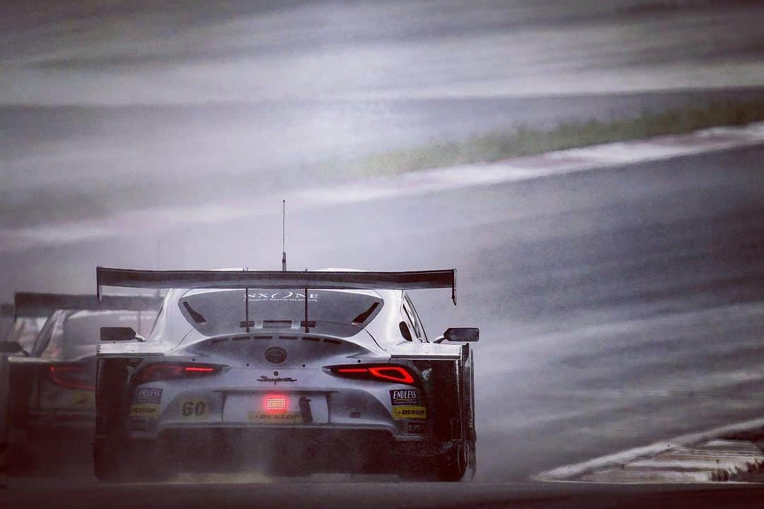 吉本大樹さんのインスタグラム写真 - (吉本大樹Instagram)「6Aug2023 #SuperGT 2023 R4 #Fuji 450km race #Race P10 Today’s race was like a jet coaster🎢 sudden rain on the grid then dry then wet again for last 1hour which became like an sprint race!  @dunlop_motorsport brought us brilliant tires this weekend to fight hard to win the race but it didn’t last till last two laps.  I have finished the race at P4 but then got penalized for contact with #61 car which resulted P10 for today’s race.  Shame result but I have enjoyed the battle with my old team mate a lot! 今日はとても難しいコンディションの中でのレースでした。ただでさえタイヤ選択が難しいうえに今回持ち込んだタイヤは全て過去に使ったことのないタイヤ達。ですが @dunloptyres_jp さんが今回持ち込んでくれたタイヤは今まで無かった部分を補ってくれ、これまでで一番大きなステップを共に刻むことができたタイヤ達でした。 スタートから難しいコンディションの中、担当してくれた #しゅんきゅん @shunsuke.kohno からレース真ん中位で襷を受け取り、ハード側のタイヤで頑張りましたが曇った天気の路温が合いませんでした。 正直抜かれるしかない辛い展開だったんですが、赤旗後の雨が展開を大きく動かしました。 その時ウチのイケメンエンジニアが選択したタイヤは正直自分にはクエスチョンでした。けどそのタイヤがハマりました👏 赤旗後は1時間のスプリントレースになり、しかも路面が乾いていく状況。ステイアウトするかスリックに変えるか難しい状況でしたが、今回 #DUNLOP さんが持ち込んでくれたタイヤはダンプコンディションで強かった。 共に #ダンロップ で戦う61号車とのトップ争いは盛り上がるレースが出来たと思うし、最後の 数周はレース後結果がどうであれ山内 @hidekiyamauchi と握手を交わすイメージができていました。が、最終ラップ、最終コーナーで接触しました。寸前までワンツーを走っていたのに… 61号車の関係者、ファンの皆さんスミマセン🙏🏻 ペナルティーで4位から10位になり自チームにもスミマセン！🙏🏻 久々に色々な展開があってこそだけど61号車とレースが出来ができた。 次の鈴鹿でもまたバチバチにやりましょう🔥 応援ありがとうございました&スミマセンでした！ #LMcorsa @otggroup_60  #OsakaToyopetGroup @osaka_toyopet  #OTGmotorsports @otg_grgarage_60」8月6日 21時51分 - hiroyoshimoto