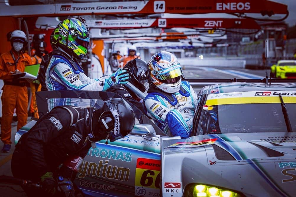 吉本大樹さんのインスタグラム写真 - (吉本大樹Instagram)「6Aug2023 #SuperGT 2023 R4 #Fuji 450km race #Race P10 Today’s race was like a jet coaster🎢 sudden rain on the grid then dry then wet again for last 1hour which became like an sprint race!  @dunlop_motorsport brought us brilliant tires this weekend to fight hard to win the race but it didn’t last till last two laps.  I have finished the race at P4 but then got penalized for contact with #61 car which resulted P10 for today’s race.  Shame result but I have enjoyed the battle with my old team mate a lot! 今日はとても難しいコンディションの中でのレースでした。ただでさえタイヤ選択が難しいうえに今回持ち込んだタイヤは全て過去に使ったことのないタイヤ達。ですが @dunloptyres_jp さんが今回持ち込んでくれたタイヤは今まで無かった部分を補ってくれ、これまでで一番大きなステップを共に刻むことができたタイヤ達でした。 スタートから難しいコンディションの中、担当してくれた #しゅんきゅん @shunsuke.kohno からレース真ん中位で襷を受け取り、ハード側のタイヤで頑張りましたが曇った天気の路温が合いませんでした。 正直抜かれるしかない辛い展開だったんですが、赤旗後の雨が展開を大きく動かしました。 その時ウチのイケメンエンジニアが選択したタイヤは正直自分にはクエスチョンでした。けどそのタイヤがハマりました👏 赤旗後は1時間のスプリントレースになり、しかも路面が乾いていく状況。ステイアウトするかスリックに変えるか難しい状況でしたが、今回 #DUNLOP さんが持ち込んでくれたタイヤはダンプコンディションで強かった。 共に #ダンロップ で戦う61号車とのトップ争いは盛り上がるレースが出来たと思うし、最後の 数周はレース後結果がどうであれ山内 @hidekiyamauchi と握手を交わすイメージができていました。が、最終ラップ、最終コーナーで接触しました。寸前までワンツーを走っていたのに… 61号車の関係者、ファンの皆さんスミマセン🙏🏻 ペナルティーで4位から10位になり自チームにもスミマセン！🙏🏻 久々に色々な展開があってこそだけど61号車とレースが出来ができた。 次の鈴鹿でもまたバチバチにやりましょう🔥 応援ありがとうございました&スミマセンでした！ #LMcorsa @otggroup_60  #OsakaToyopetGroup @osaka_toyopet  #OTGmotorsports @otg_grgarage_60」8月6日 21時51分 - hiroyoshimoto