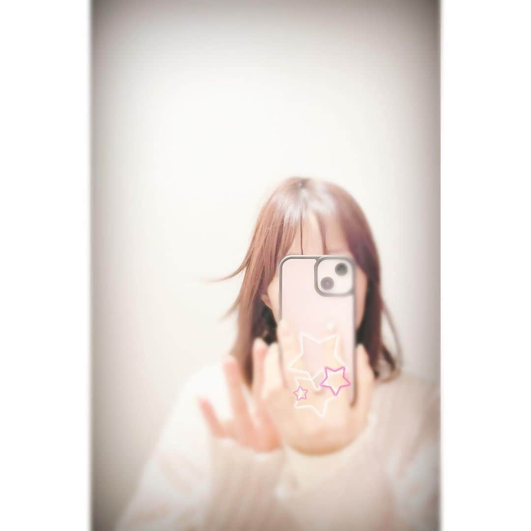 鈴木みのりさんのインスタグラム写真 - (鈴木みのりInstagram)「#寝癖  かなり前の。  普段面白い寝癖とかつかない私の髪が、なんとなくリコみたいで、嬉しくて撮りました。  何がなんでもリコを演じたくて、オーディション前日というかもう当日の夜中になぜか泣きながらセリフ確認してたなぁ笑  『踏み出さなきゃ、みつからない』  リコの言葉を、私も信じて。  その先のドキメキを信じて。  🔥」8月6日 21時52分 - minoringo_official