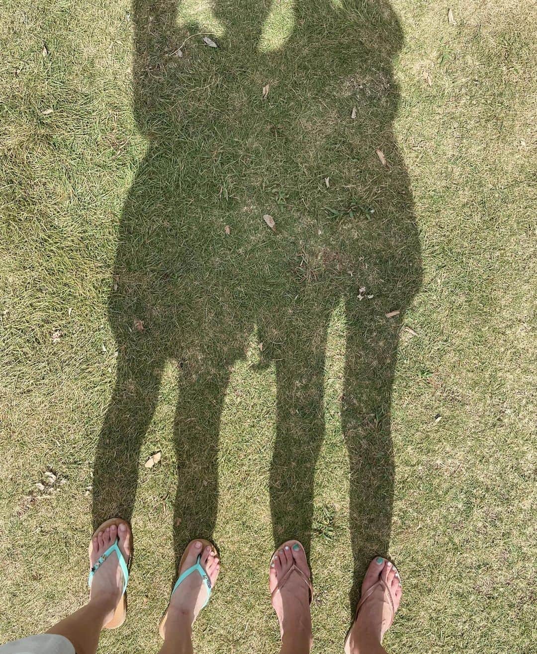 mamany704のインスタグラム：「* * 思い立ってプールに行き、遅がけにひと泳ぎ⛱️ うどんとアメリカンドッグをパラソルテーブルの上に置いてジュース買いに行った隙に暴風でうどん飛んでいき、目の前でうどんが宙を舞っていた🌪️ * * 暴風は私たちのパラソルのみ。あとのテーブル平和🕊️ * * なんで？ * * そのあと大雷鳴って、プール追い出されました🤗 滞在時間1時間ちょっとで、うどん飛ばして帰ってきました🤗 * * #summer#vacation#pool#夏#プール#うどん」