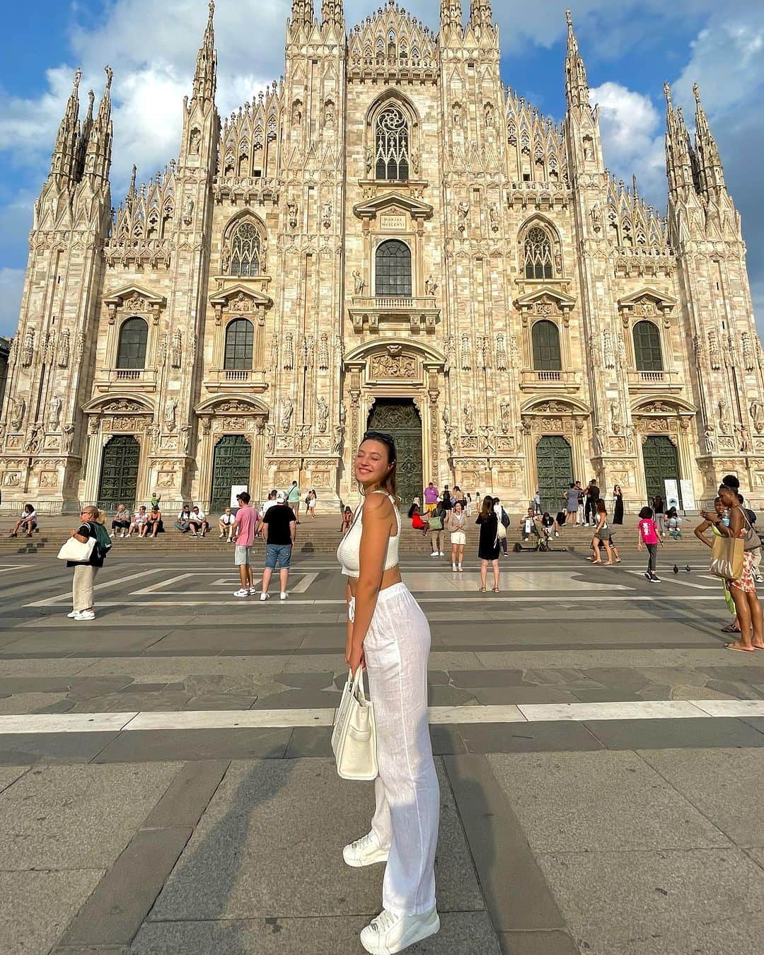 アロナ・コシェヴァツキーさんのインスタグラム写真 - (アロナ・コシェヴァツキーInstagram)「Pizza vibes in Milano🍕🇮🇹」8月6日 21時57分 - alona_koshevatskiy