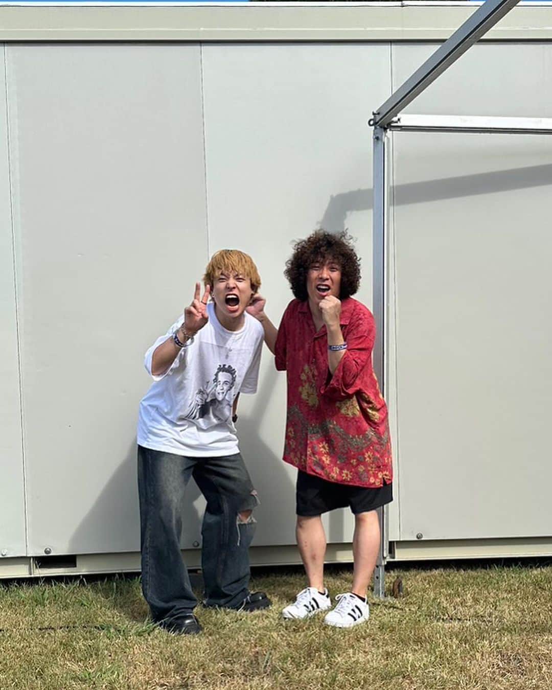 石原慎也のインスタグラム：「RIJF2023 今年のロッキンはスカパラのゲストから始まった。 俺らは来週12日。 それにしてもスカパラコラボは毎回緊張すんだよな〜。ちなみに写真は  1.まぐさんと🤘 2〜7.谷中さんまだ撮ってんすか？ 8.ガモさん」