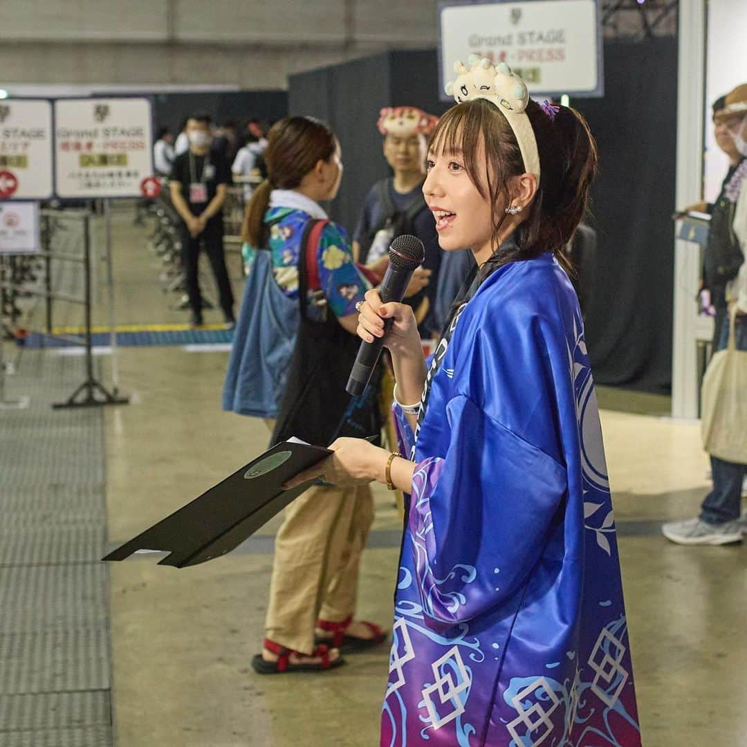のインスタグラム：「. FGOフェス 2日間中継を担当させていただきました🎤 2年ぶりに、また大好きなコンテンツに携わらせていただき (FGOにプライベートを捧げ、早3年半) 本当に、本当に嬉しかったです🥲  公式のカメラさんが撮っててくださってたみたいで (全く気が付かなかった) エモいお写真たくさん送っていただきました🙏 好きなものを語っているので、 いつもより良い顔しているような気がします。笑  中継リポート自体が久しぶりだったのですが、 機材トラブルあったものの、 スタッフさん、アンバサダーの兎田ぺこらさんのおかげで とても楽しく務めさせていただきました✨  会場の熱気、熱量、たくさんの愛、 全てを生で浴びることが出来て光栄でした🥹 少しでもその空気感が画面の向こうにも伝わっていたら 幸いですね。  #FGO#FGOフェス #アナウンサー#兎田ぺこら . .」