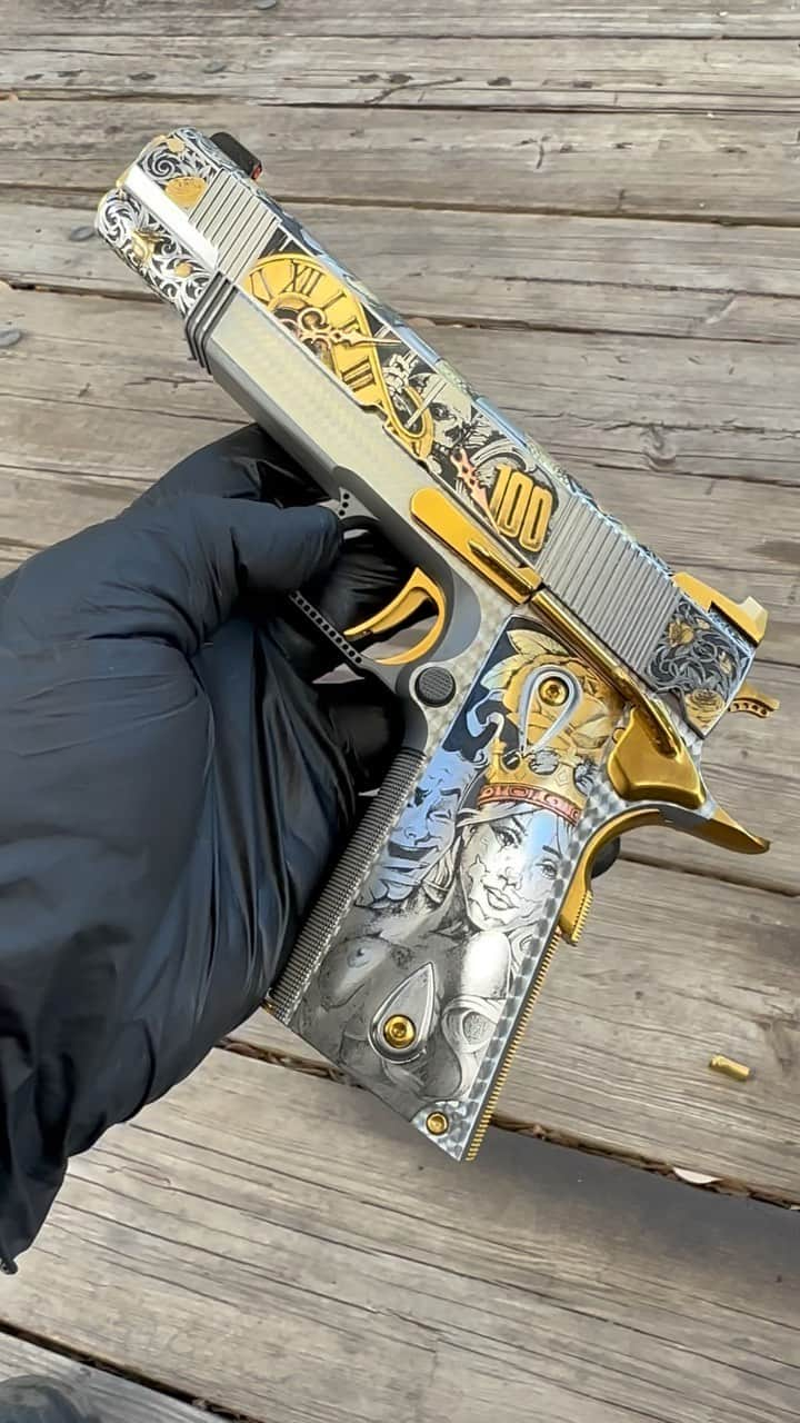 ウエストコーストチョッパーズのインスタグラム：「JJFU “Sonríe ahora, llora después” CISCO 1911.  Calibre 45acp.  Diseño: @ogabel   Engraver: @fezzardisimone   Gunsmith: @popeofwelding   Todo hecho con orgullo en Austin, Texas🇺🇸  www.JJFU.com」