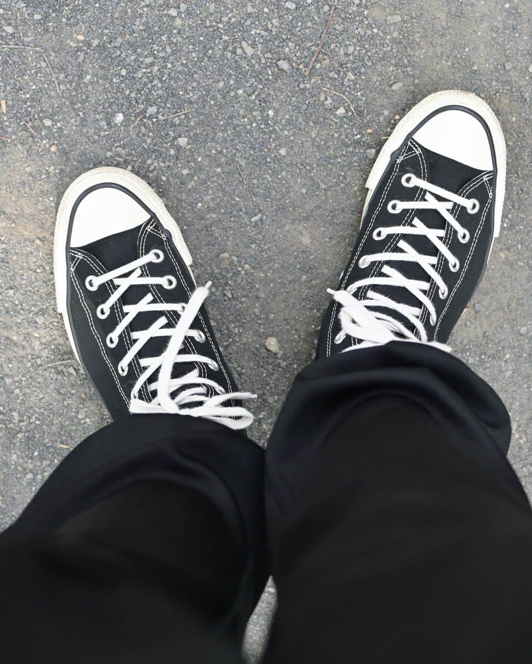 Shuhei Nishiguchiさんのインスタグラム写真 - (Shuhei NishiguchiInstagram)「"Just Relax,Effortlessly"on Sunday◀︎◀︎◀︎swipe left ただの夏のお散歩スタイル。 気張らずただシンプルに。  【ITEM】 T-Shirt： @bunneyofficial  Pants： @eddiebauer_black  Shoes： @converse  Watch： @rolex 70's Jewerly： @bunneyofficial   #effortlesschic #classicmenswear #vintagewatch #mensstreetstyle #spezzatura #ootdmen」8月6日 22時00分 - shuhei_nishiguchi