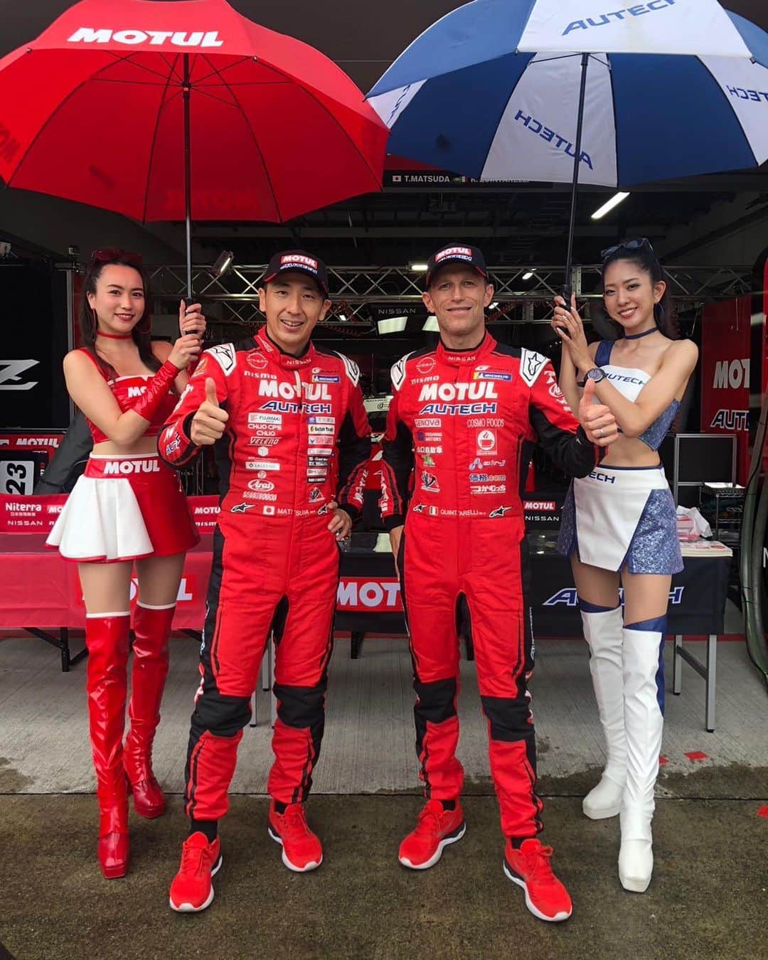 密照幸映さんのインスタグラム写真 - (密照幸映Instagram)「【SUPER GT Rd.4 富士🗻決勝】  SUPERGT第4戦、 決勝も沢山の応援ありがとうございました🤍  まずは本日の結果から↓  23号車は13番手からのスタート。 スタートドライバーは松田選手。  天候の影響により、いきなりセーフティーカー先導スタートで 3周目からセーフティーカーランが解かれ、 ようやくスタート。  シャシー交換した為、5周目に５秒のピットストップペナルティーがありましたがここで早めのペナルティー消化。  16周目2回目のピットイン スリックタイヤに交換  25周目にNISMOブースへ行っていた為、把握できていませんが36周目にセーフティカーが導入されます。  56周目にブースから戻り、一時は15番手を走行していましたが13番手に。  60周目に3回目のピットイン 給油⛽️とタイヤ交換、そしてロニー選手に交代。  67周目でセーフティカーラン 赤旗🚩  16:30リスタートしましたが、最後まで順位の変わりはあまりなく13位でチェッカーを受けました。  松田選手が58周、 ロニー選手が41周ドライブしました。 ベストタイムは、松田選手1'31,376 ロニー選手1'32,388  ポイント獲得には至りませんでしたが、 不安定な天候の中、無事にチェッカーを受けることが出来ました。  今月末の鈴鹿のレースに期待しましょう❗️  次戦は、今月末8月26日（土）27日（日）に鈴鹿サーキットで行われます🏁  引き続き23号車への熱い応援を宜しくお願いします🌈  ©️NISMO  @MOTULJapan @autech_com  @nissanjapan  @nismo_jp_official  #MOTUL #MOTULJapan #PoweredByMOTUL #AUTECH #NISSAN #NISMO #GoGoNISSAN2023 #supergt #supergt2023  #sgt #GT500 #circuit #motersport #23号車 #NissanZ #レースクイーン #RQ #racequeen  #富士スピードウェイ #密照幸映」8月6日 22時02分 - saemissho_