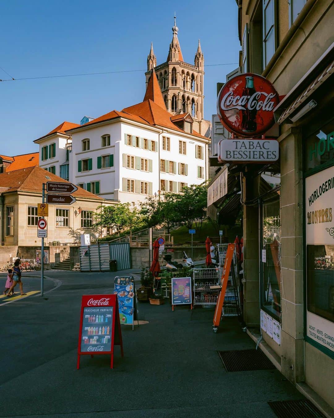 アレックス・シブタニさんのインスタグラム写真 - (アレックス・シブタニInstagram)「A look around Lausanne.  #lausanne #switzerland #leica #leicacamera #leicaq #leicasl2s #shotsbyshibs」8月6日 22時03分 - alexshibutani