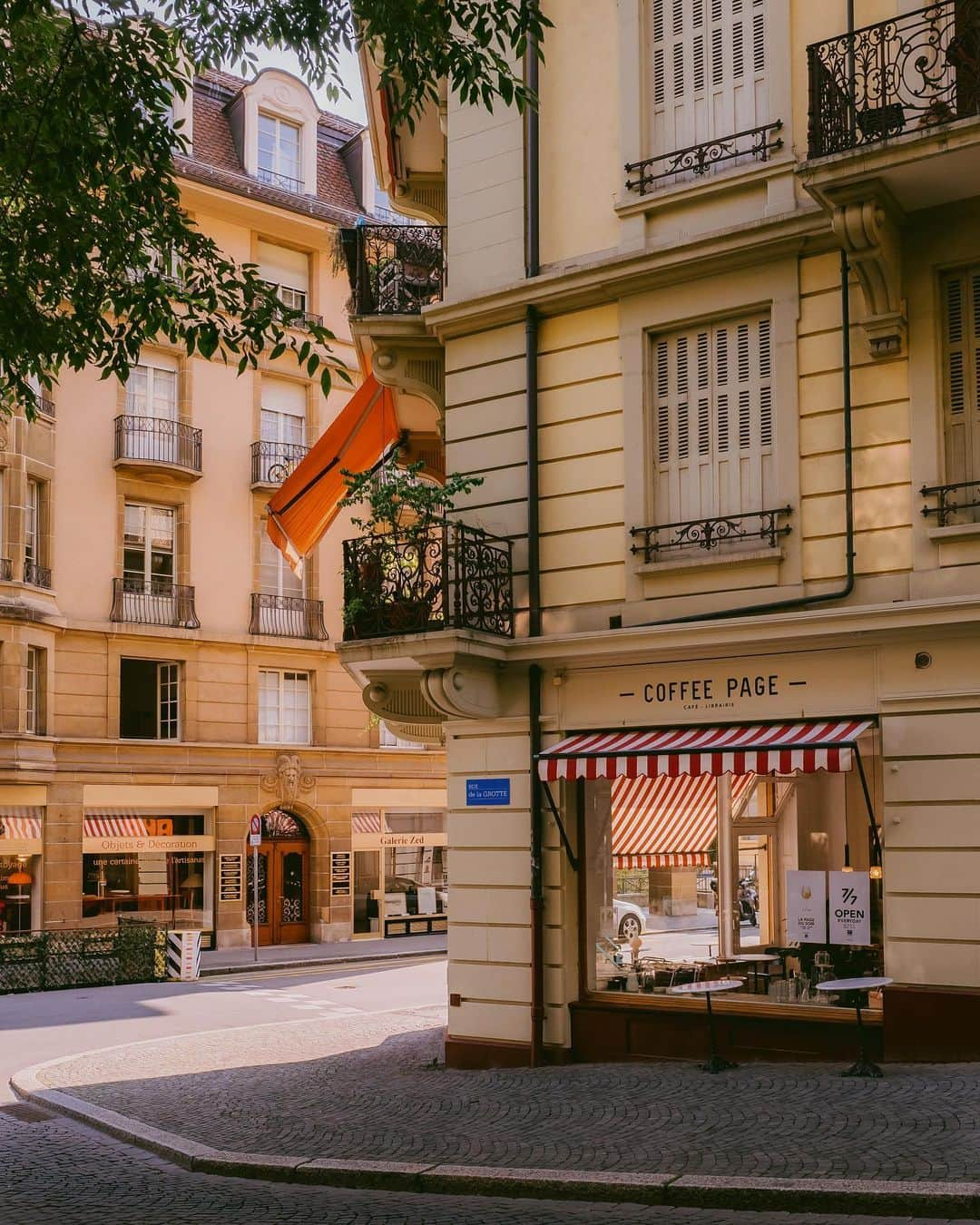 アレックス・シブタニさんのインスタグラム写真 - (アレックス・シブタニInstagram)「A look around Lausanne.  #lausanne #switzerland #leica #leicacamera #leicaq #leicasl2s #shotsbyshibs」8月6日 22時03分 - alexshibutani