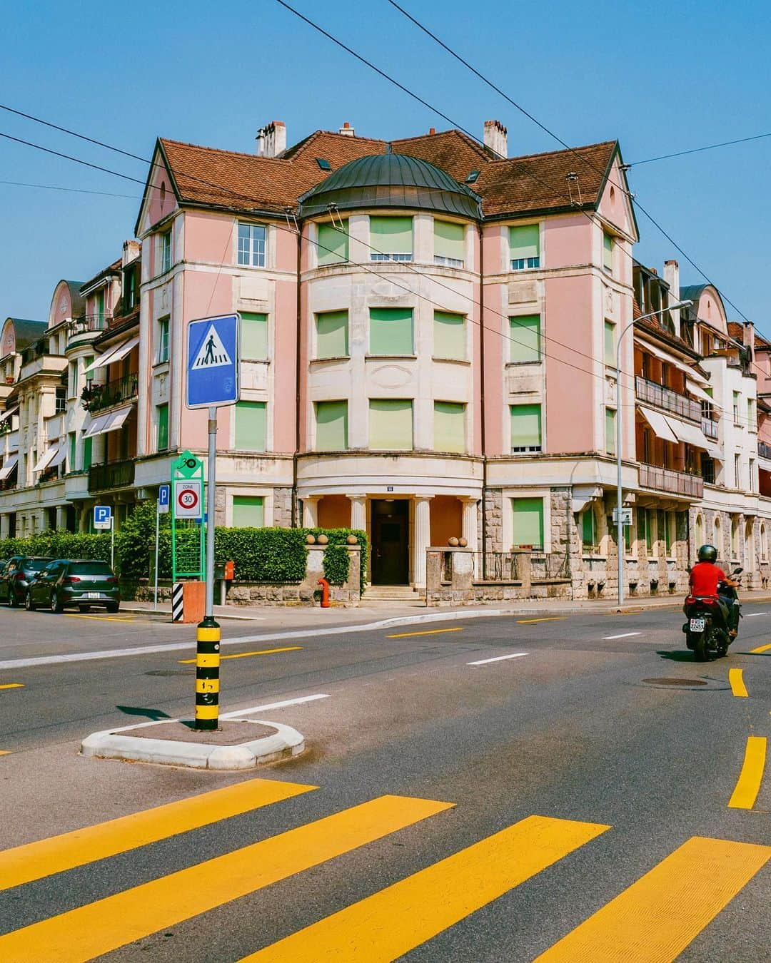 アレックス・シブタニさんのインスタグラム写真 - (アレックス・シブタニInstagram)「A look around Lausanne.  #lausanne #switzerland #leica #leicacamera #leicaq #leicasl2s #shotsbyshibs」8月6日 22時03分 - alexshibutani