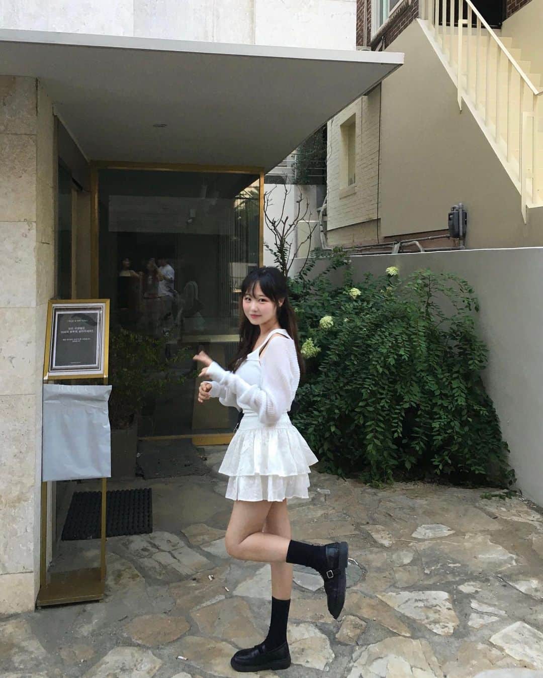 ユンジュのインスタグラム：「터벅터벅 나에 일상 ... 🚶🏻🤍🤍🤍」