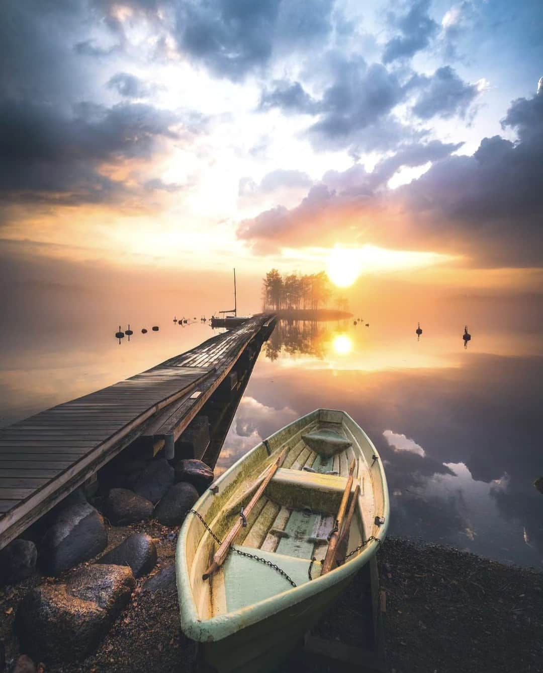 フィンランド政府観光局のインスタグラム：「嵐の前の静けさ 。⛅ ．  📸 @jukkapaa Kiitos! 🙏#visitfinland #ourfinland #visitfinlandjp #finland #北欧旅行 #travelgram #フィンランド #フィンランド政府観光局 #北欧 #travel #instatravel #travel #travelgram #travelling #traveler #旅したくなるフォト #旅行 #旅 #海外旅行 #travelphotography #旅行大好き #旅行好き #旅スタグラム #旅好き #ヨーロッパ旅行 #旅に出たい #トラベル」