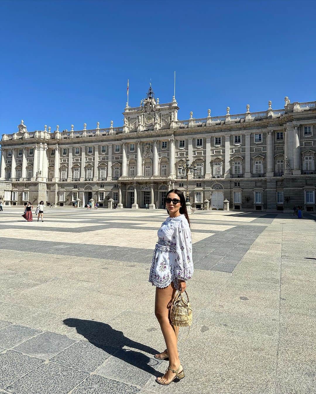 Lalá Noletoのインスタグラム：「Nosso segundo e intenso dia em #Madrid 💙 Nossa viagem por aqui será rápida (apenas 3 dias) então vou resumir um pouco o que fizemos hoje  ✅ Café da manhã no hotel e fomos direto para o Palácio Real. Um dos mais lindos que já vi na vida e com certeza é must go por aqui  ✅ Saímos de lá e pagamos um TUC TUC para dar uma volta pelos principais pontos turísticos (eu pretendia fazer a pé, fui salva por esse TUC TUC 🤣): praça maior, porta del sol…. Aquele geral maravilhoso e ainda paramos na igreja de São Francisco que é linda!  ✅ fomos caminhas pelas ruas de Salamanca! Que bairro delicioso. Todas as marcas, lojas que a gente ama estão lá  ✅ Almoço no @elparaguasrestaurante ! Amei o ambiente e a comida asturiana. Melhor pedido foram as zamburinhas. Estavam divinas! ✅ Caminhamos mais por Salamanca (fui na loja de meias da condor) e de lá fomos para o Corte Inglês  ✅ voltamos para curtir o nosso hotel e comer um seleção de queijos espanhóis  ✅ Depois de relaxar no hotel saímos para jantar no @casabenigna ! INCRÍVEL! Um restaurante de arroz maravilhoso! Pedimos dois tipos e voltamos para o hotel com vontade de voltar lá ✨」