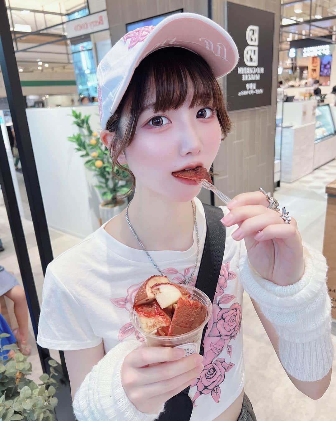 牧乃めいのインスタグラム：「彼女にまたりんご飴買わされた、、、、今月の残高あと380円なんだが、、、、  #粉我 #japaneseidol #idol #被写体 #被写体モデル  #被写体になります #ファインダー越しの私の世界 #撮影会 #アイドル  #アイドルになりたい #自撮り界隈 #selfie #lfl #サブカル #like4like #いいね返しは絶対 #いいね返し #model #地下アイドル #水色担当 #ootd #おしゃれさんと繋がりたい #ゴテゴテネイル  #ボブ #ミニボブ #좋아요 #맞팔 #hongkong #love」