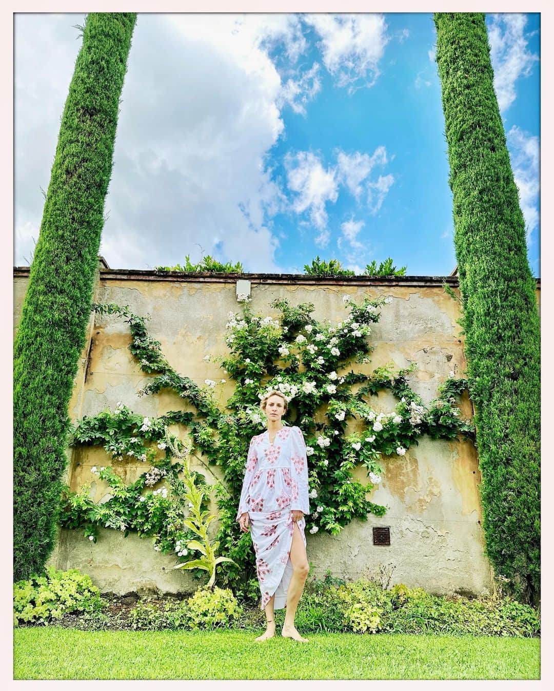ミッキー・サムナーのインスタグラム：「🇮🇹  Dress by @alixofbohemia  Photo by @carterbsmith」