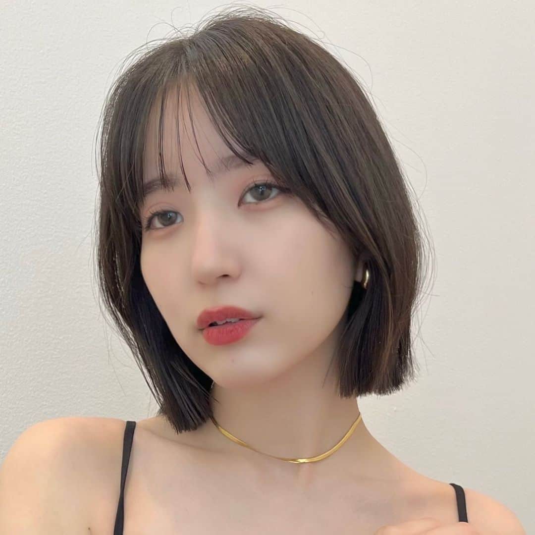 のインスタグラム：「顔まわりのあるタッセルbob  暗くても透ける#オリーブグレー 🌿  #韓国ボブ#タッセルボブ#くびれボブ#カジュアルヘア#レイヤーカット#透明感カラー#グレージュ#グレージュカラー#オリーブベージュ#オリーブグレージュ#顔周りレイヤー#フェイスレイヤー#カジュアルヘア#くびれヘア#透明感ヘア #SHIMA原宿#原宿美容室#SHIMAHARAJUKU」