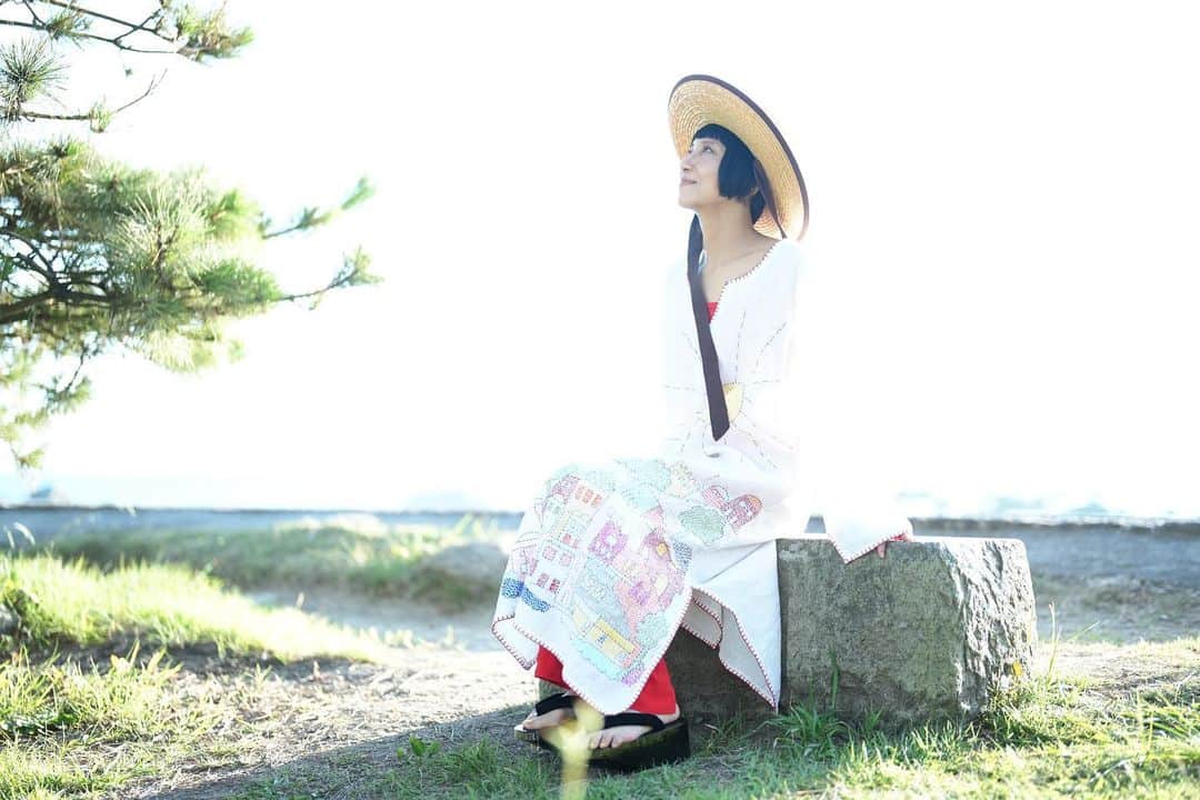 奥井亜紀のインスタグラム：「麦わら帽子　 リネンのワンピース 黒塗りの下駄 夏、身につけたいものたち❤️」