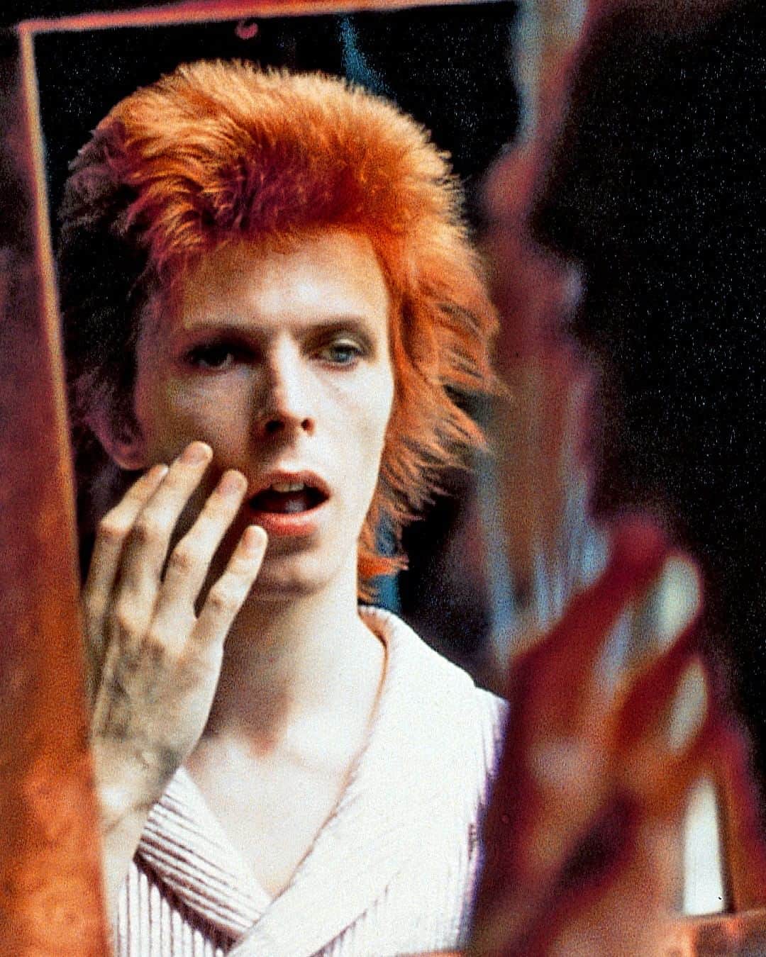 デヴィッド・ボウイさんのインスタグラム写真 - (デヴィッド・ボウイInstagram)「Ziggy at Haddon Hall by Mick Rock, 1972. Timeless.  #BowieReflections」8月6日 22時18分 - davidbowie